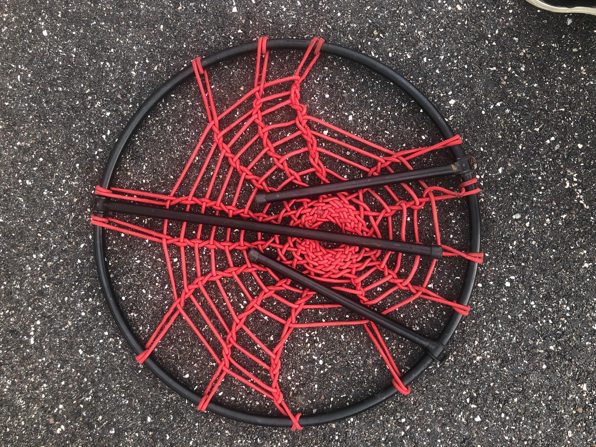 Fabelhafter Plan 'O' Spinnennetzstuhl, entworfen von Hoffer aus Frankreich, ca. 1958. Der kreisförmige Stahlrohrrahmen hat einen Sitz aus elastischer Schnur in Form eines Spinnennetzes, der Stuhl kann zusammengeklappt und zur Aufbewahrung aufgehängt