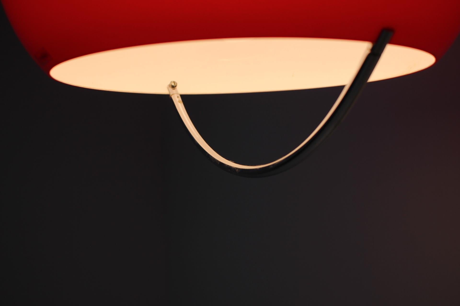 Pendentif en plastique de Meblo, fabriqué dans les années 1970, en Italie.
Fabriqué en plastique et en chrome.
Repolie, nettoyée, présente quelques signes mineurs d'utilisation.
Entièrement fonctionnel, la hauteur s'étend jusqu'à 145 cm.