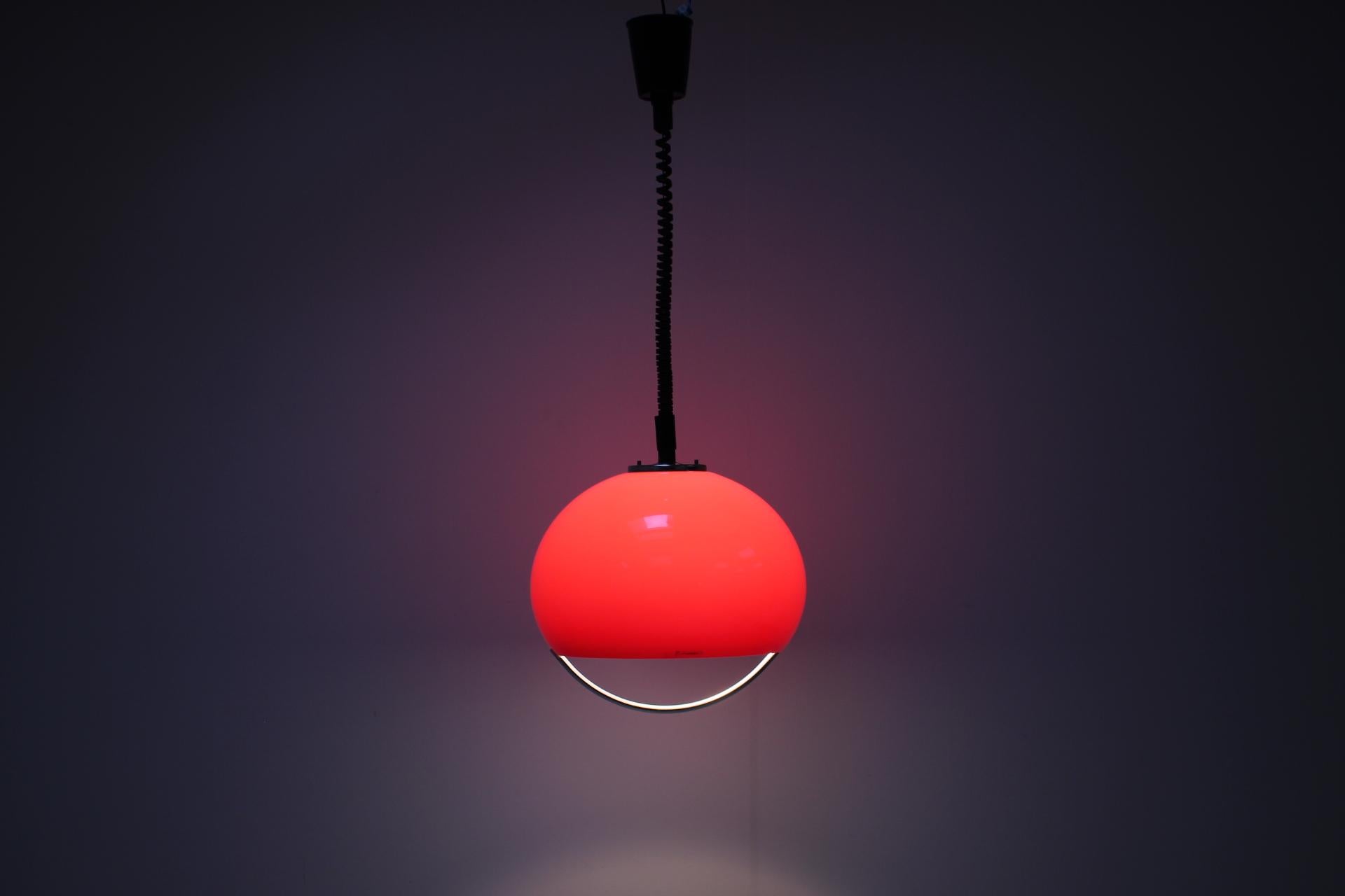 Pendentif design du milieu du siècle par Meblo, Harvey Guzzini, Italie, années 1970 en vente 2