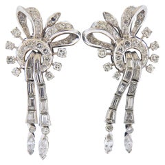 Boucles d'oreilles pendantes en platine et diamant de style moyenâgeux