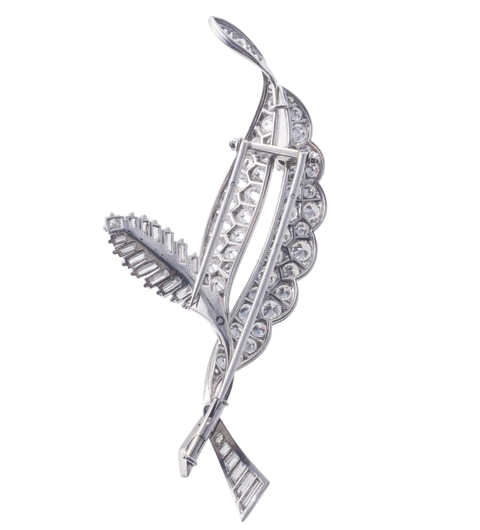 Taille ronde Broche en platine du milieu du siècle à motif de feuilles de diamant en vente