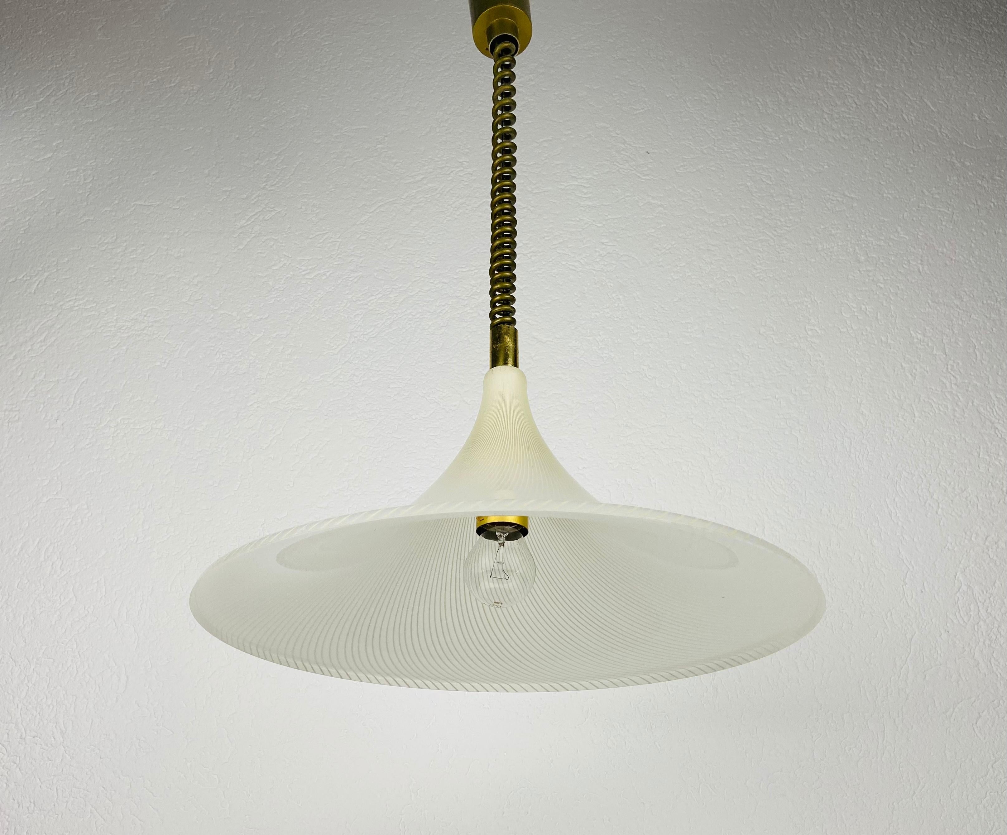 Mid-Century Modern plexiglass pendant lamp made in the 1960s. The lamp is in good vintage condition.

Measure:

Diameter 45 cm 

Height 50 - 120 cm

The light requires one E27 (US E26) light bulb. Works with both 120/220V.

Free worldwide