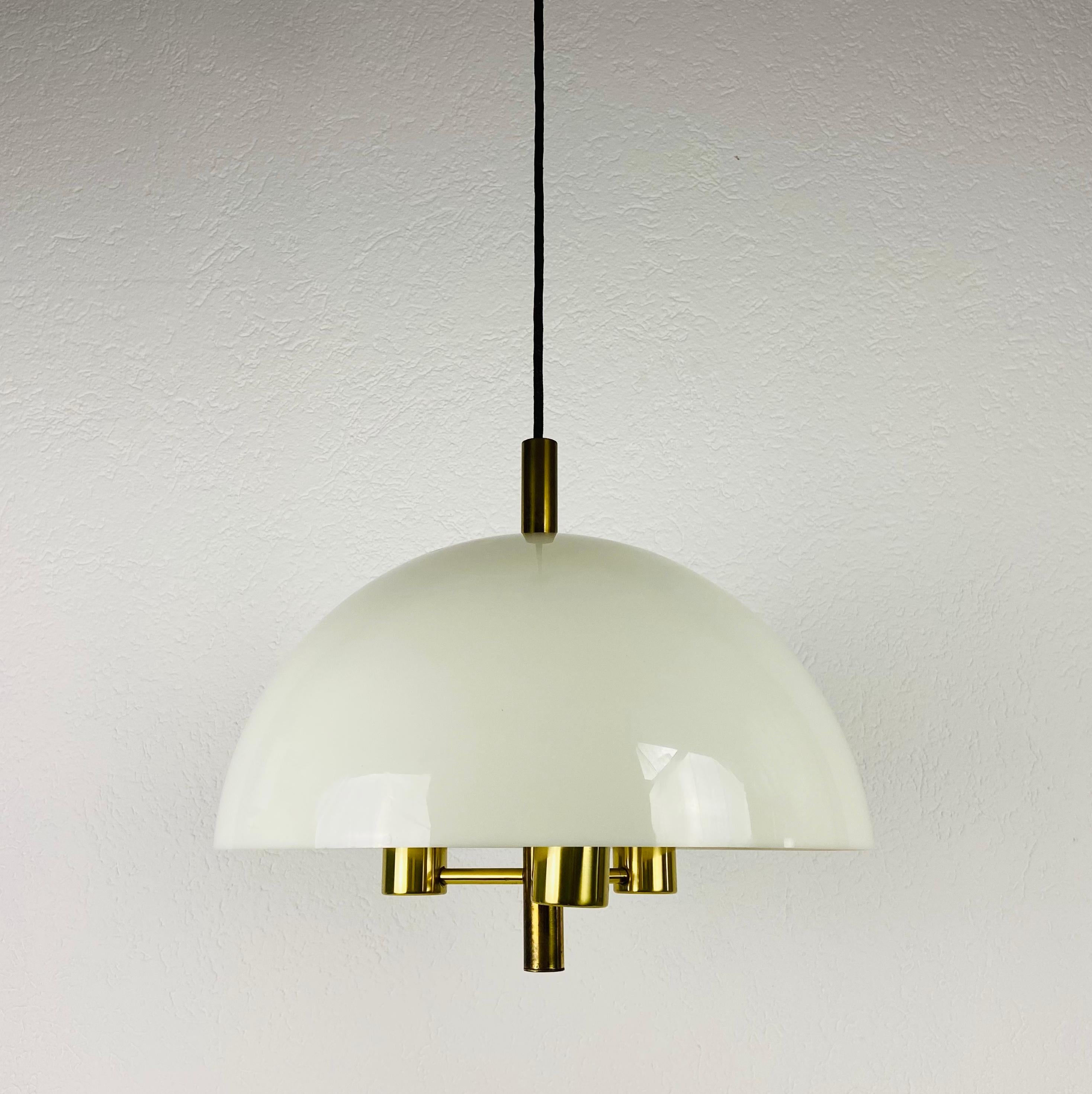 Mid-Century Modern plexiglass pendant lamp made in the 1960s. The lamp is in good vintage condition.

Measure:

Height 33-86 cm

The light requires three E27 (US E26) light bulbs. Works with both 120/220V.

Free worldwide express shipping.