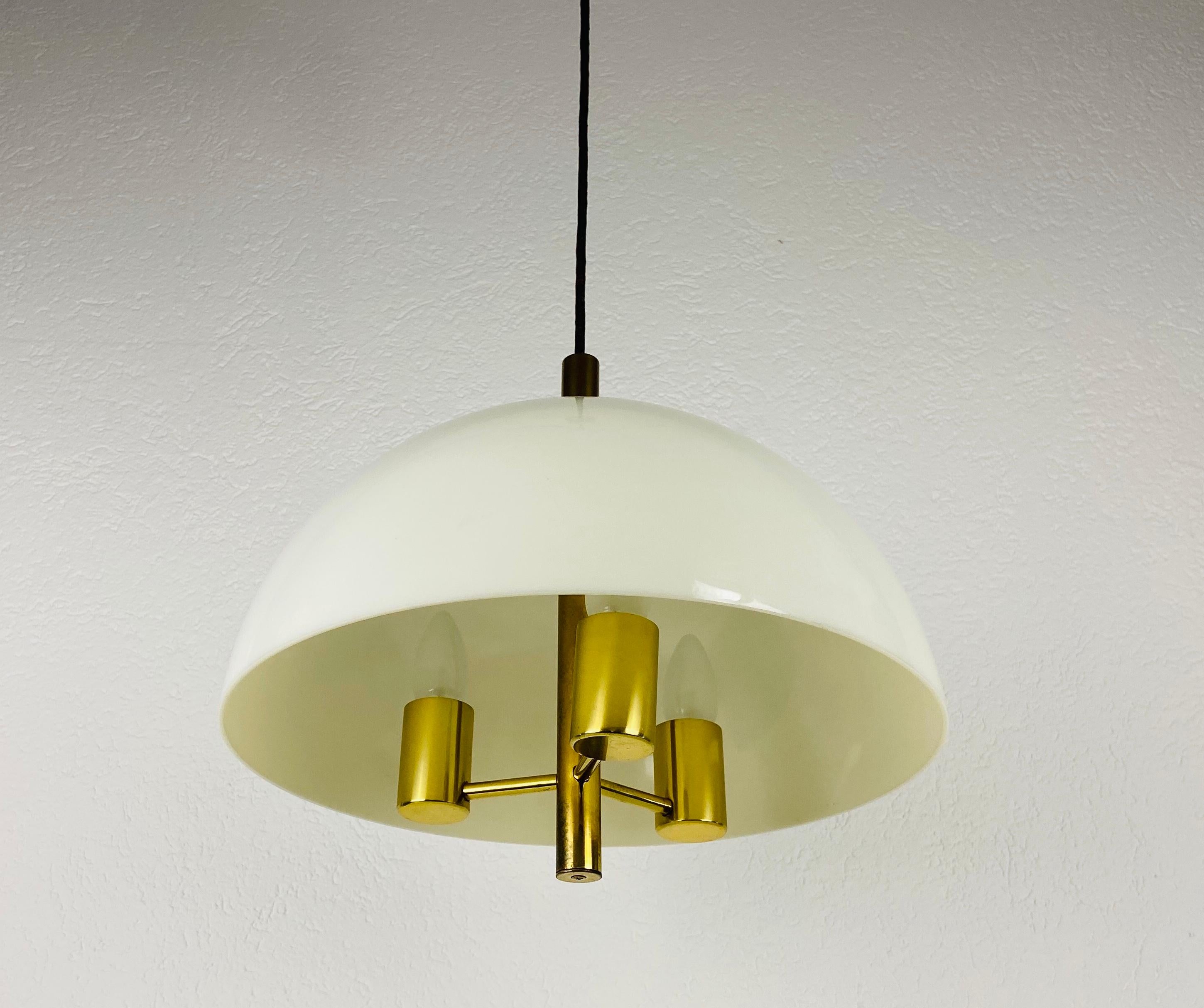 Midcentury Plexiglass Pendant Lamp, 1960s In Good Condition For Sale In Hagenbach, DE