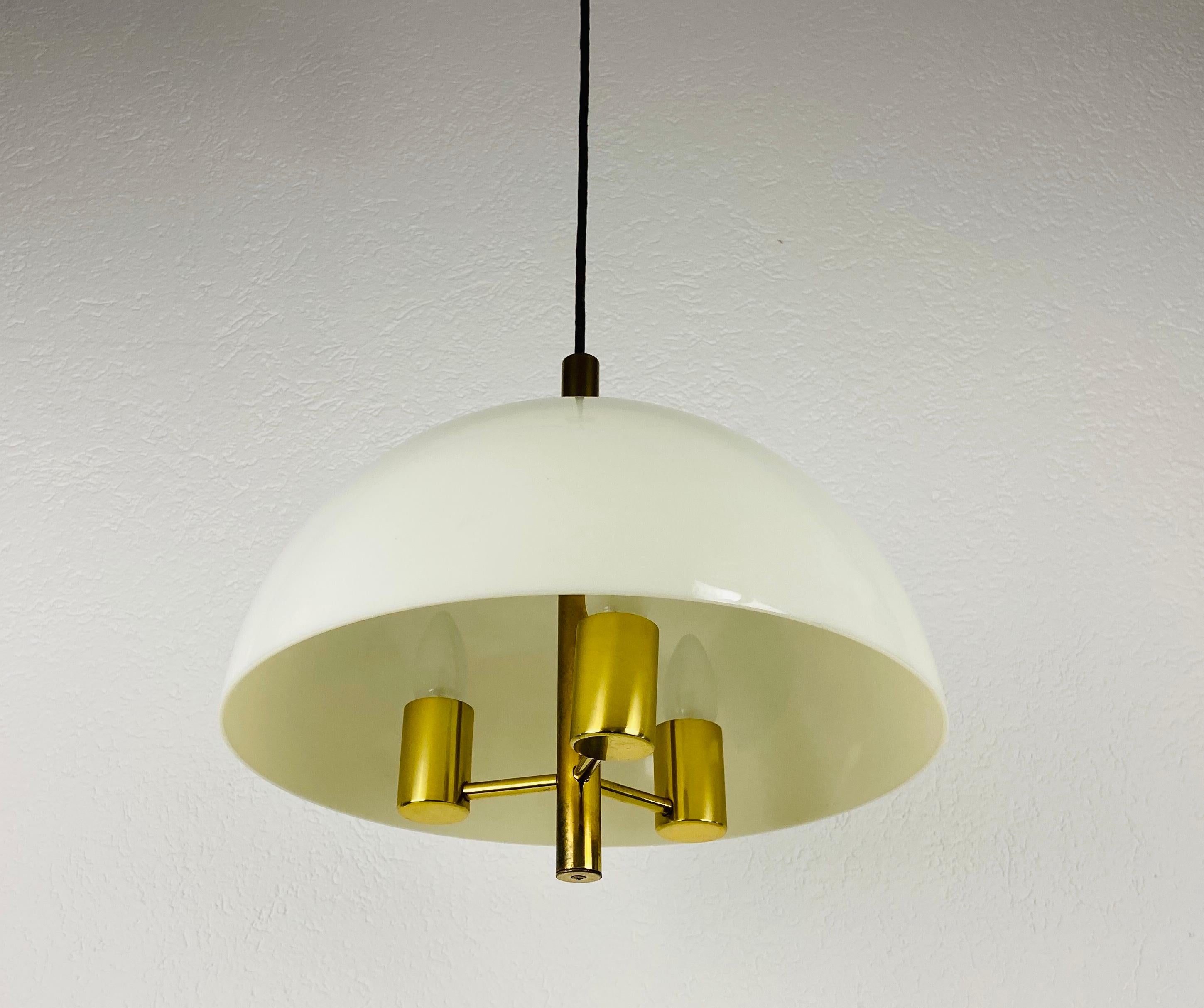 Lampada a sospensione in plexiglass del Medioevo, anni '60 In condizioni buone in vendita a Hagenbach, DE
