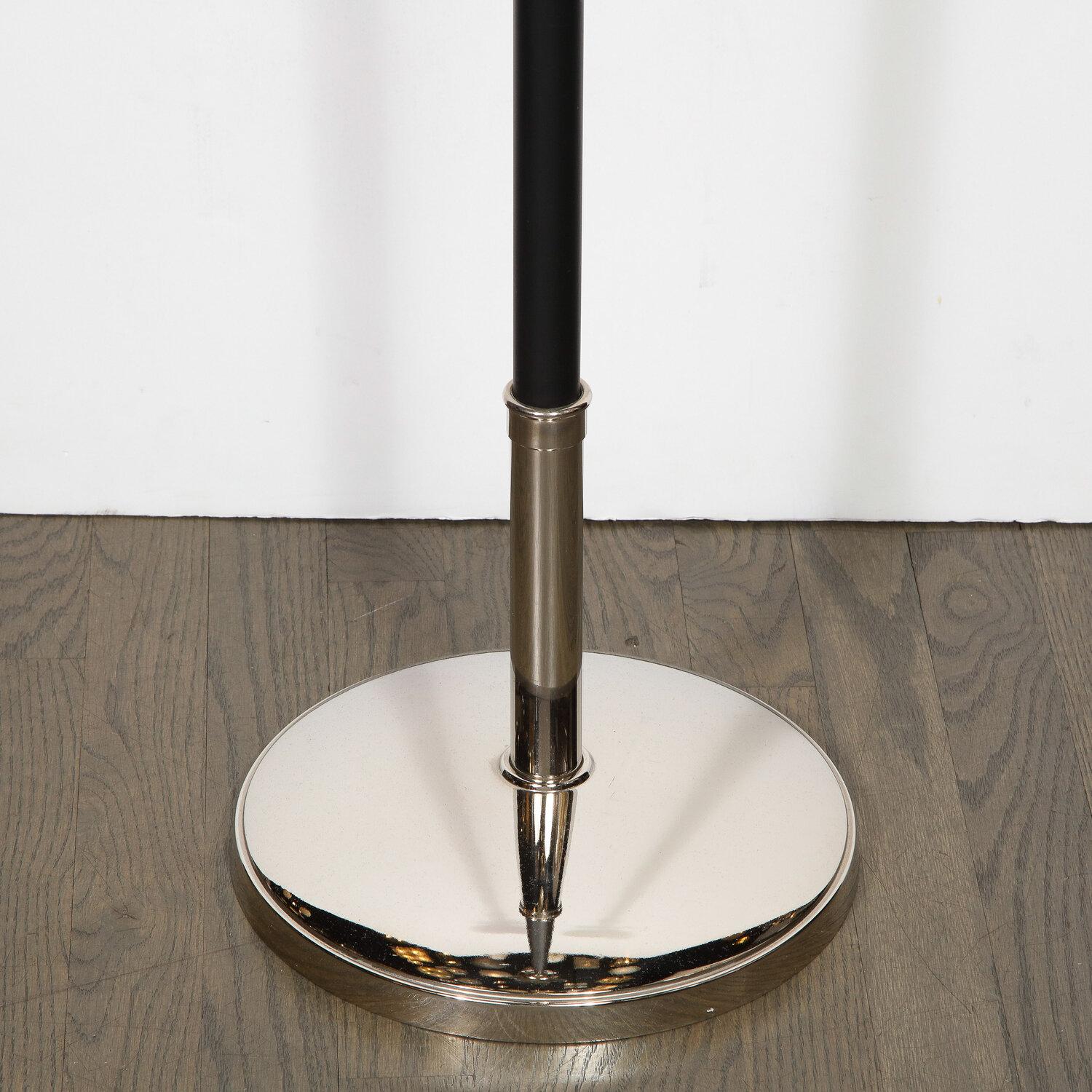 Mid-Century moderno Lampada da terra di metà secolo in nichel lucido e smalto nero, opera di Tommi Parzinger in vendita