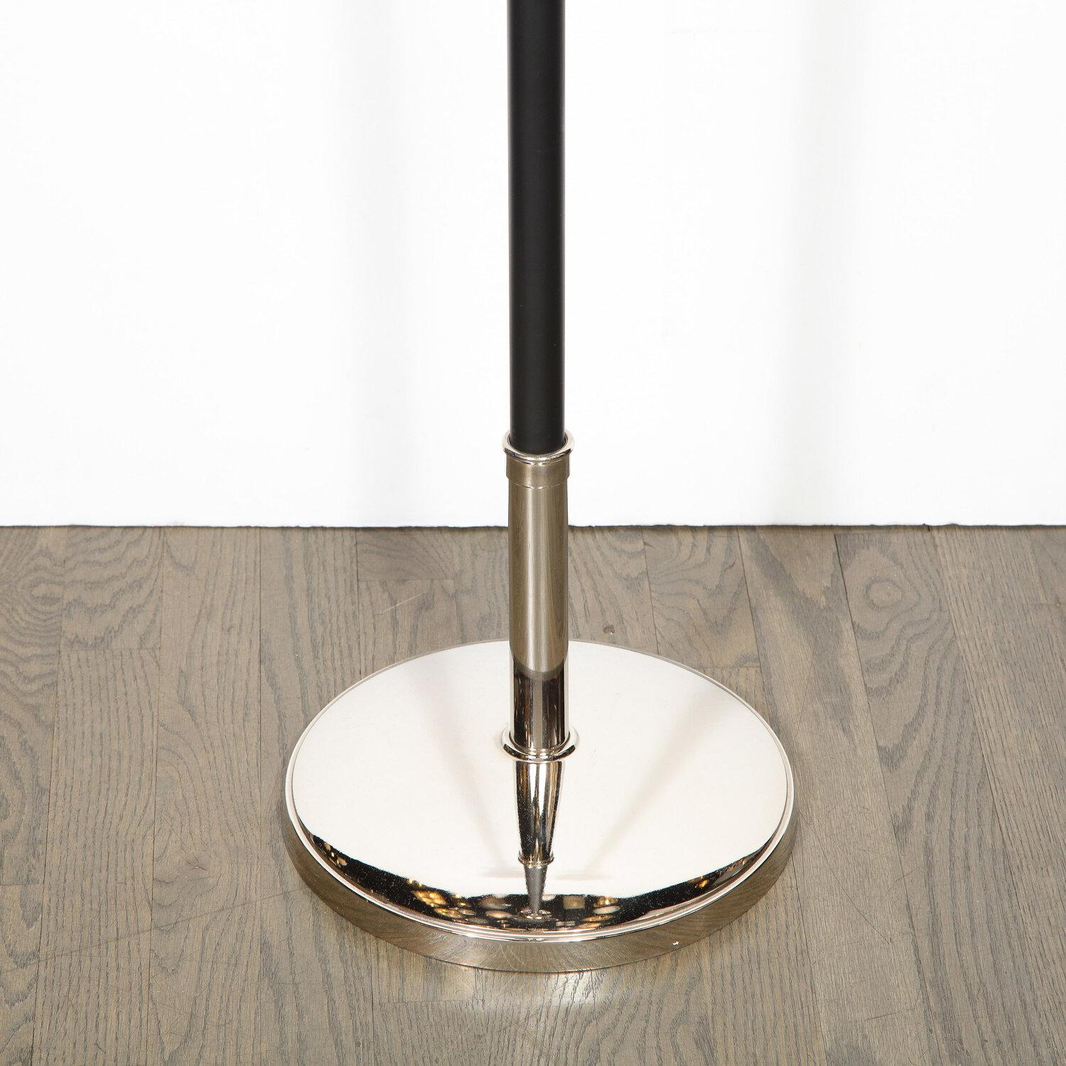 Lampada da terra di metà secolo in nichel lucido e smalto nero, opera di Tommi Parzinger In condizioni ottime in vendita a New York, NY