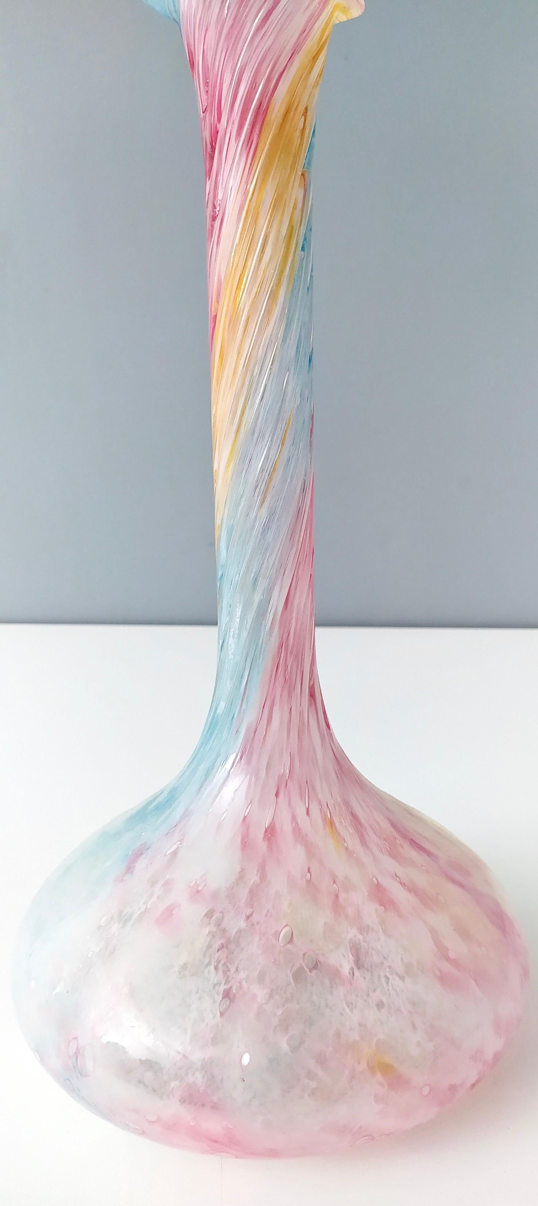 Vintage Pastel Colors Polychrome Murano Glass Flower Vase, Italy In Excellent Condition For Sale In Bresso, Lombardy