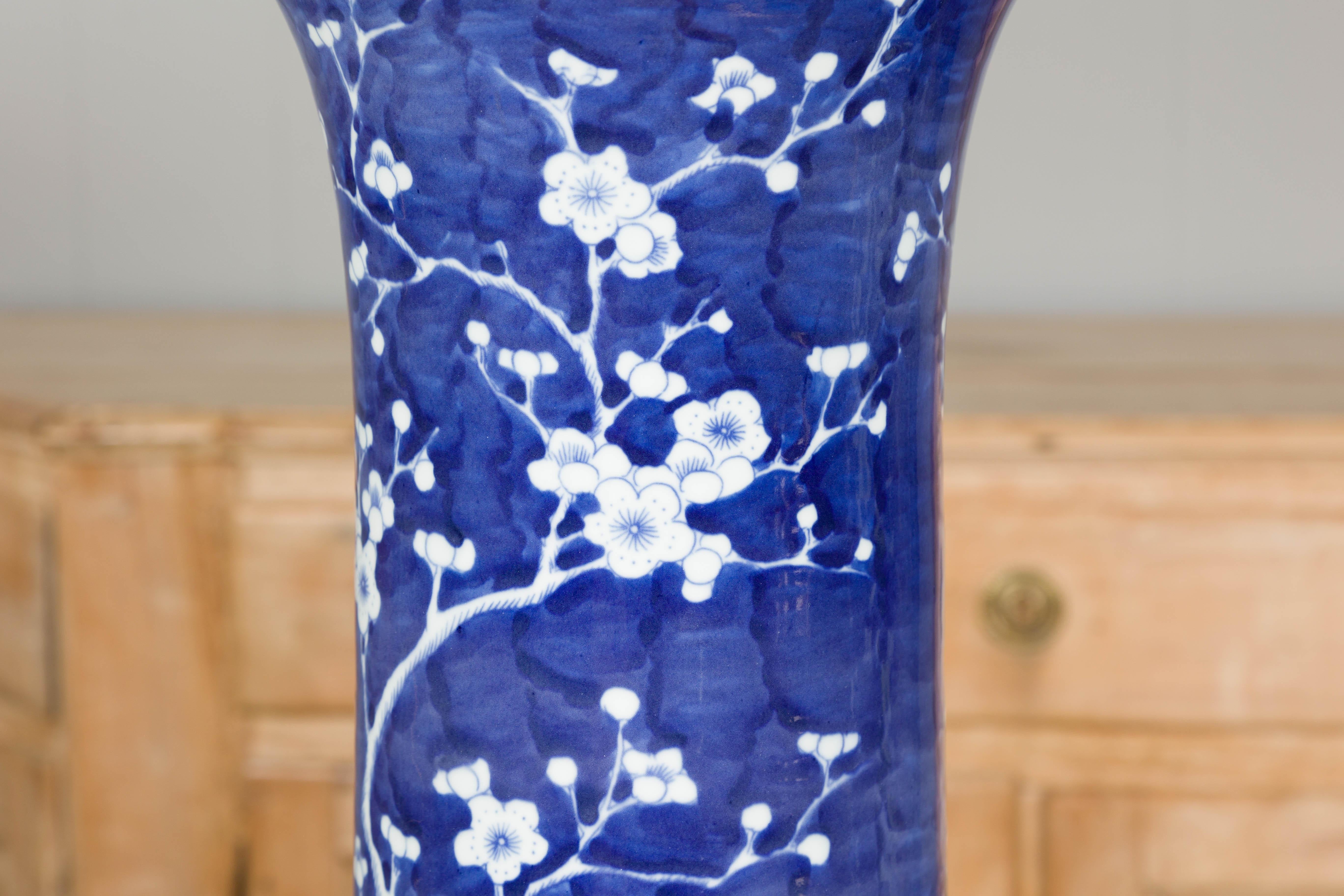 Lampade da tavolo in porcellana bianca e blu con alberi in fiore, una coppia in vendita 7