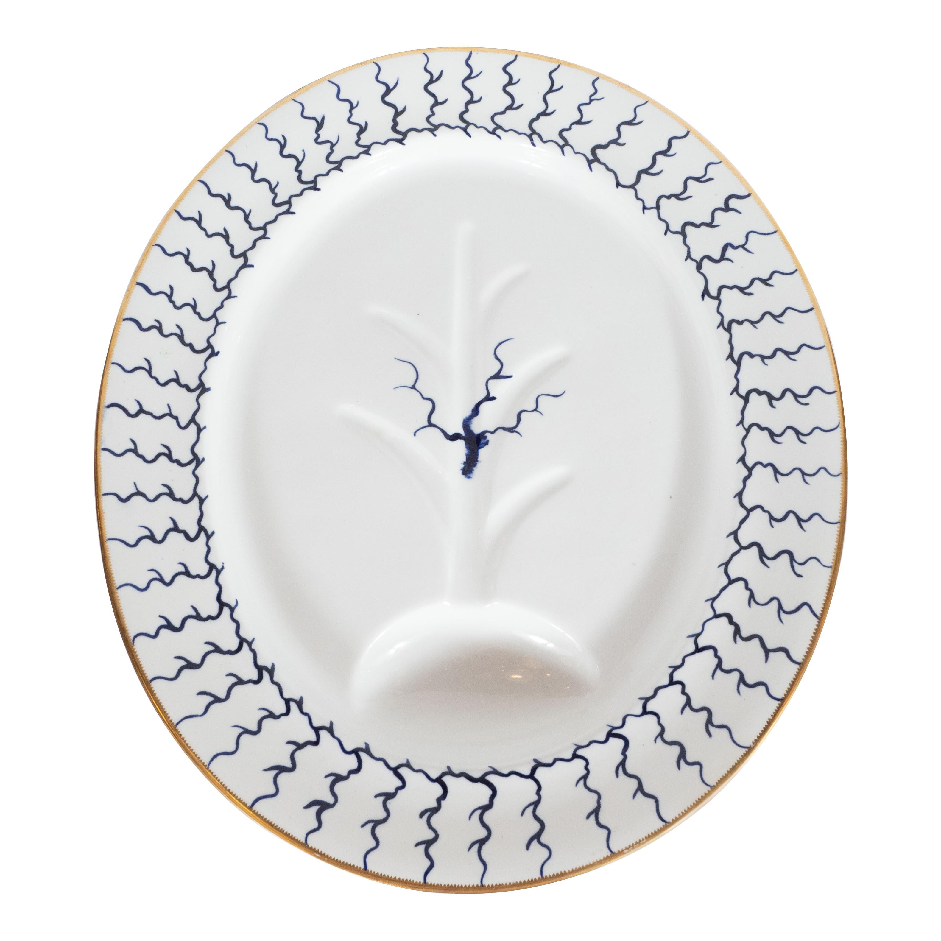 Plat en porcelaine Royal Crown Derby avec détails peints à la main en cobalt et or