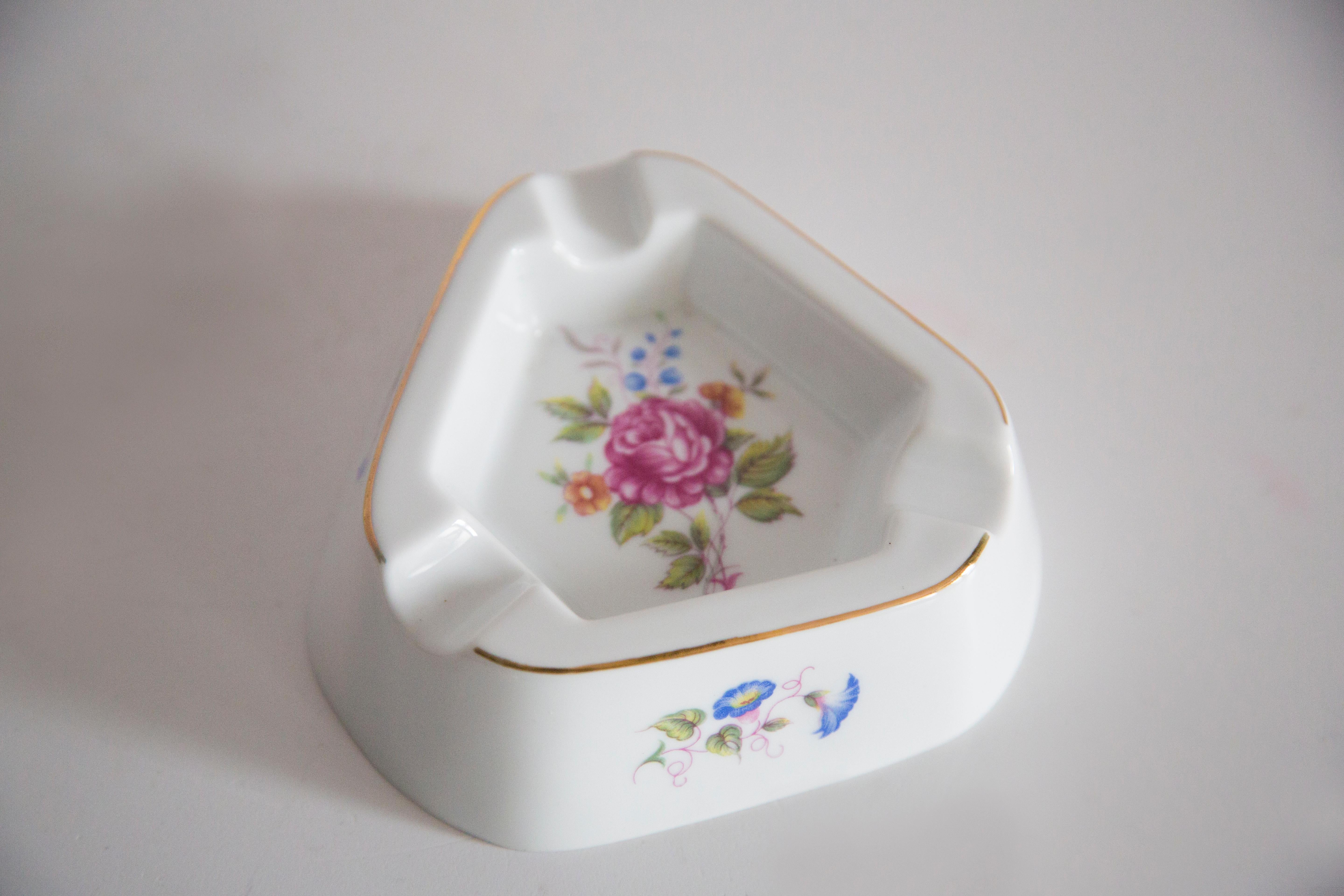 This original vintage porcelain ash tray
This item is a wonderful addition to every home. 
These item remain in a very good vintage condition. 
Dimensions: 10x4cm
Condition: This item is in a very good vintage condition.
Only one unique item.