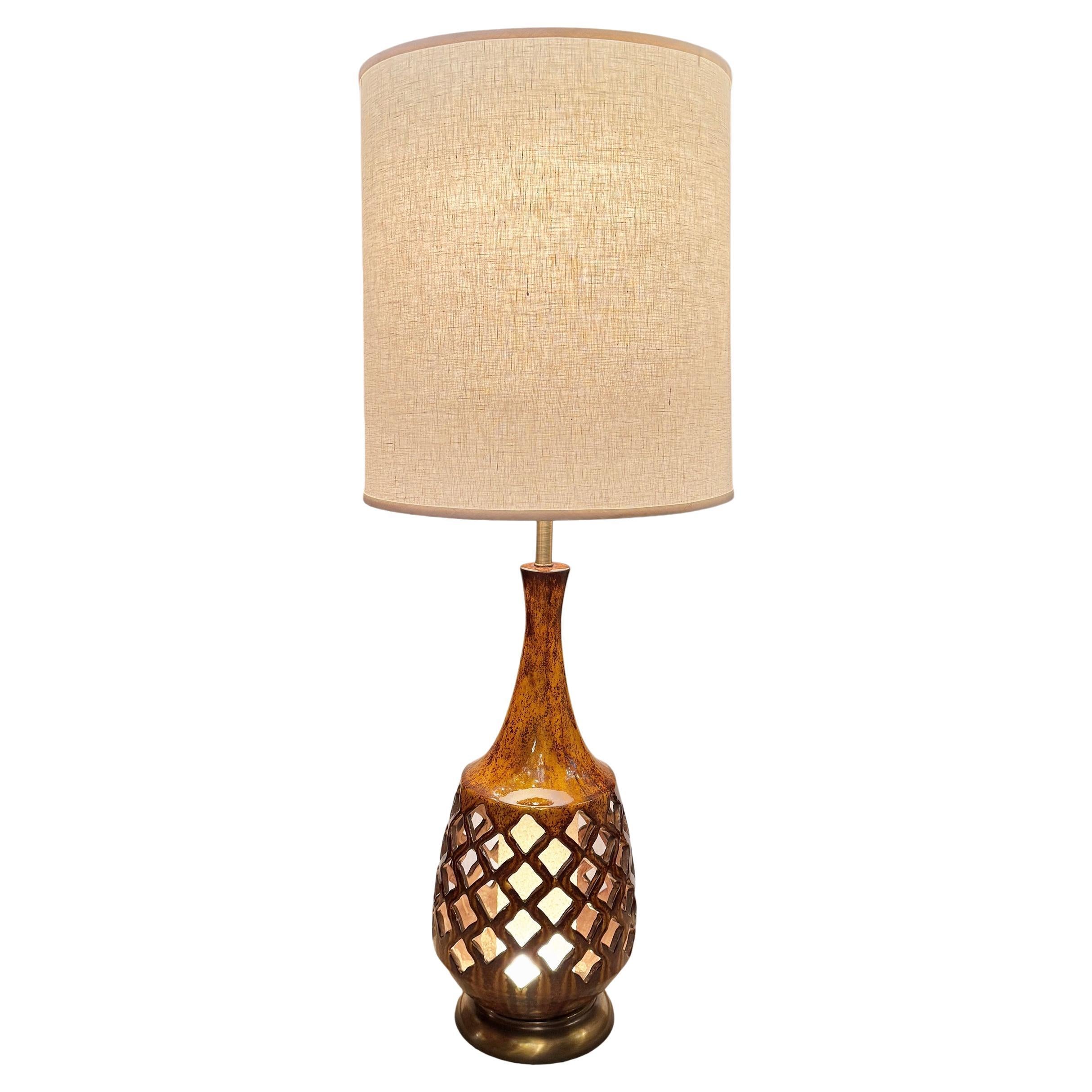 Lámpara de porcelana de mediados de siglo en venta