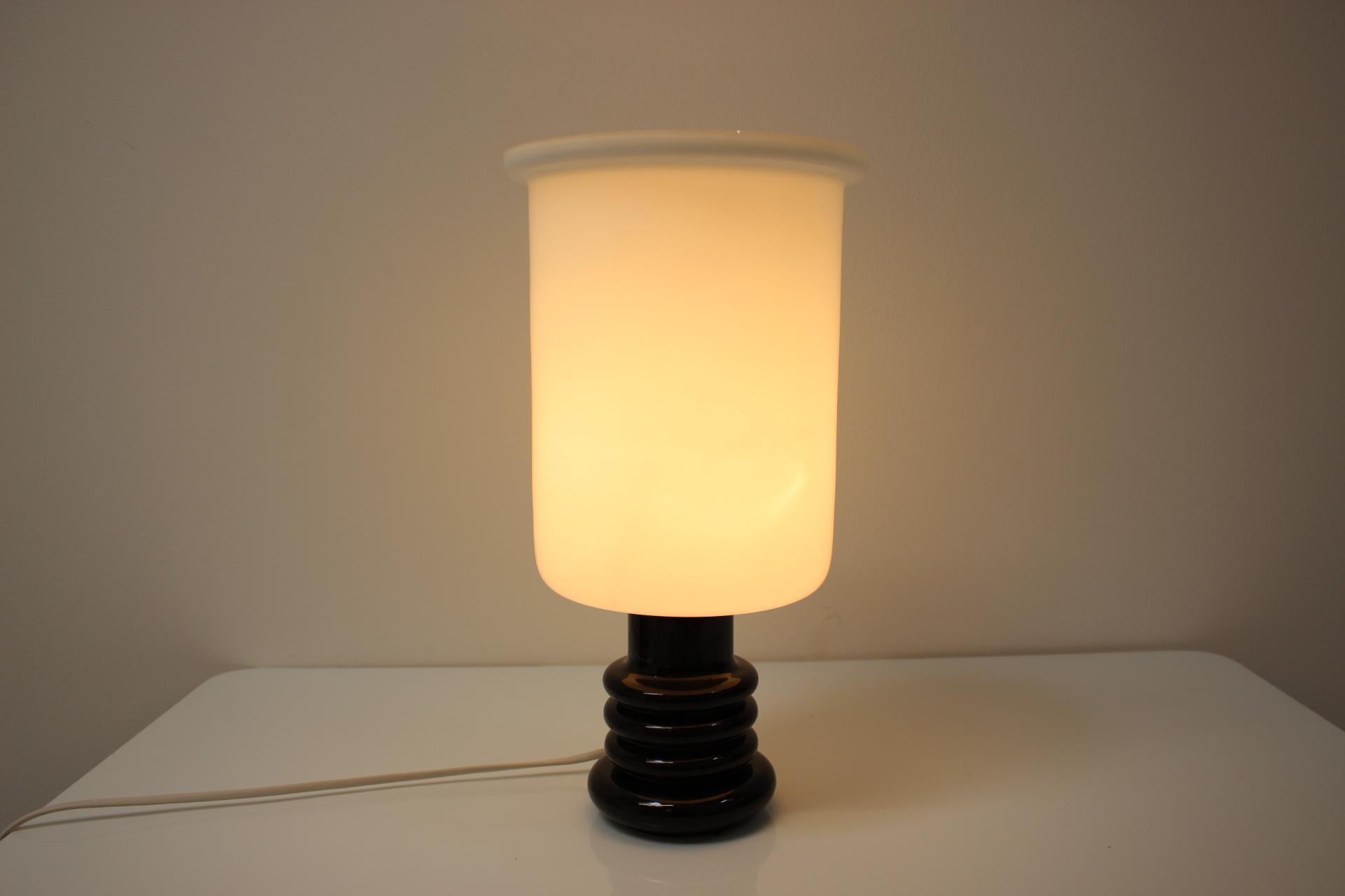 Made in the 1960's, in Czechoslovakia.
Very nice style of lighting.
Made out of glazed porcelain and milk glass.
Rare type.
