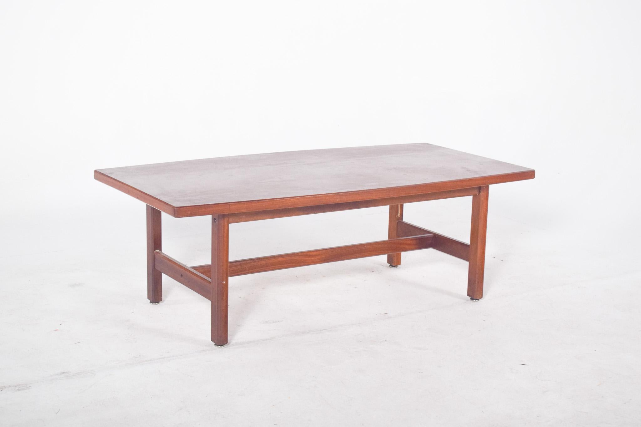 Olaio coffee table. With modernist lines typical of Portuguese furniture from the second half of the 20th century, the table has a rectangular shape with straight edges and a smooth finish, supported by a simple structure of four legs connected by