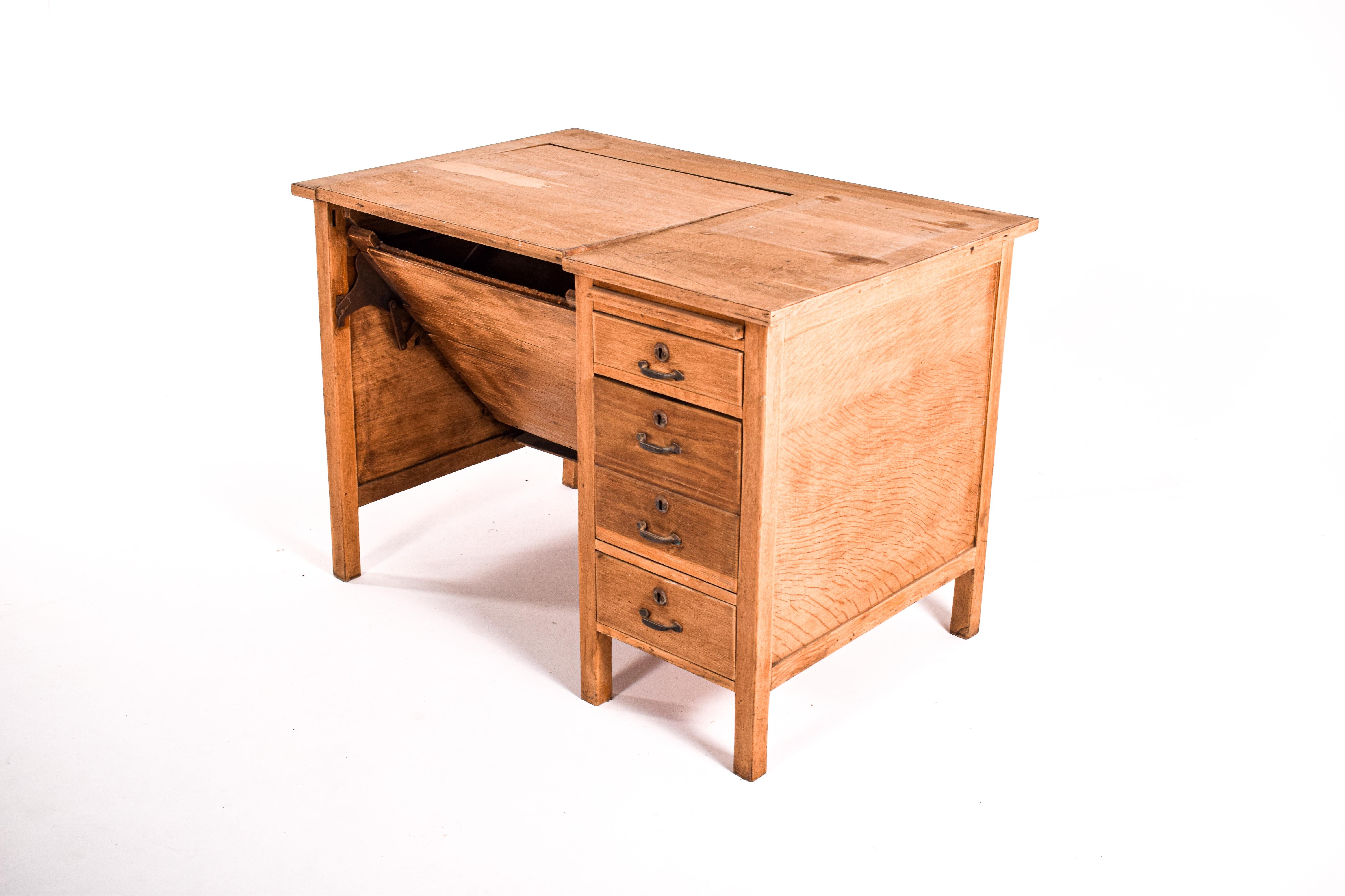 Rare bureau de la fabrique portugaise Olaio. Fabriqué en 1950 avec du bois de chêne. Ce bureau a 3 tiroirs, l'un d'entre eux est un dossier. Une planche à dessin. Dessus amovible avec espace pour ranger la machine à écrire. Modèle unique. Un modèle
