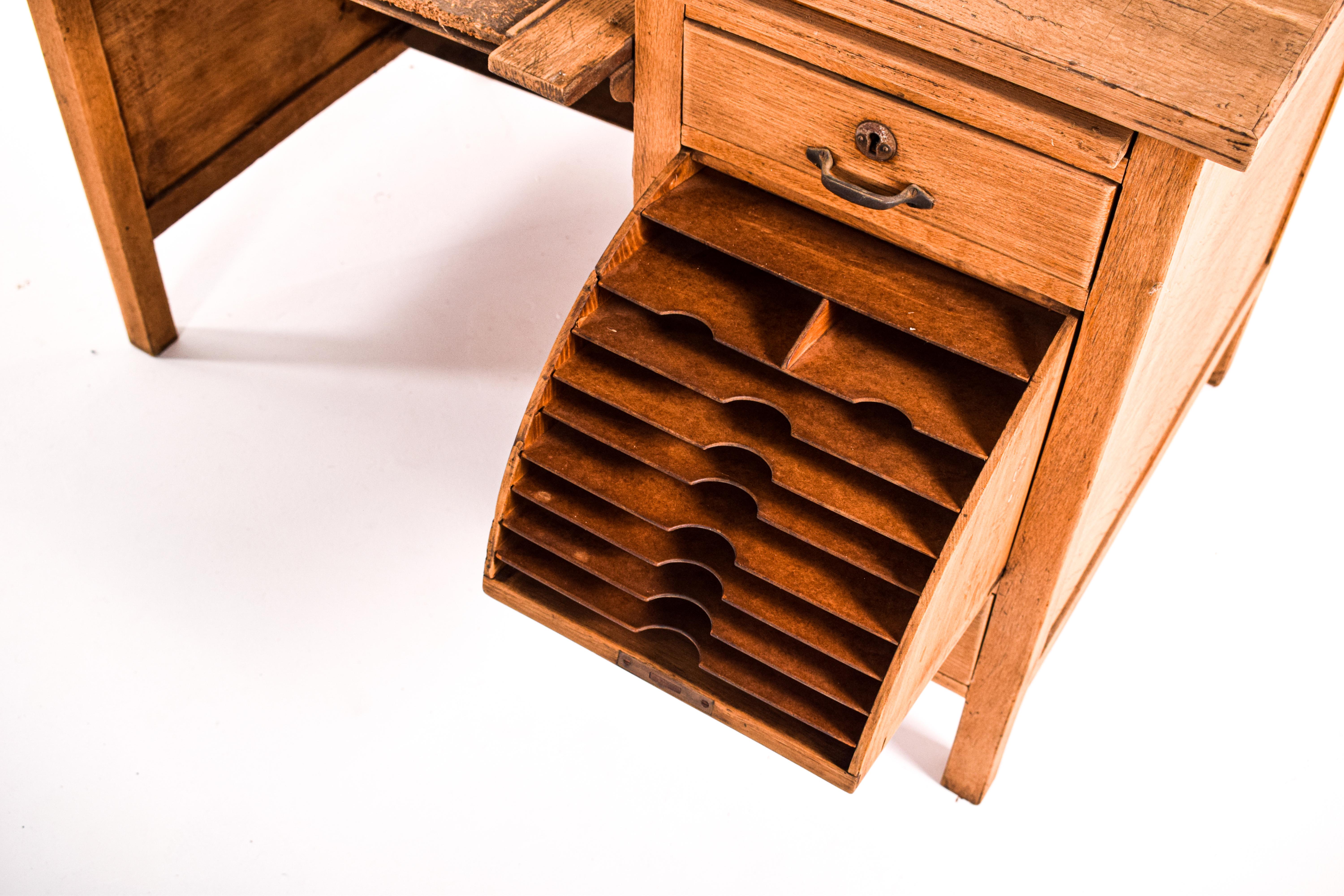 Portugiesischer Olaio-Schreibtisch aus Eiche aus der Mitte des Jahrhunderts, 1950er Jahre (Eichenholz) im Angebot