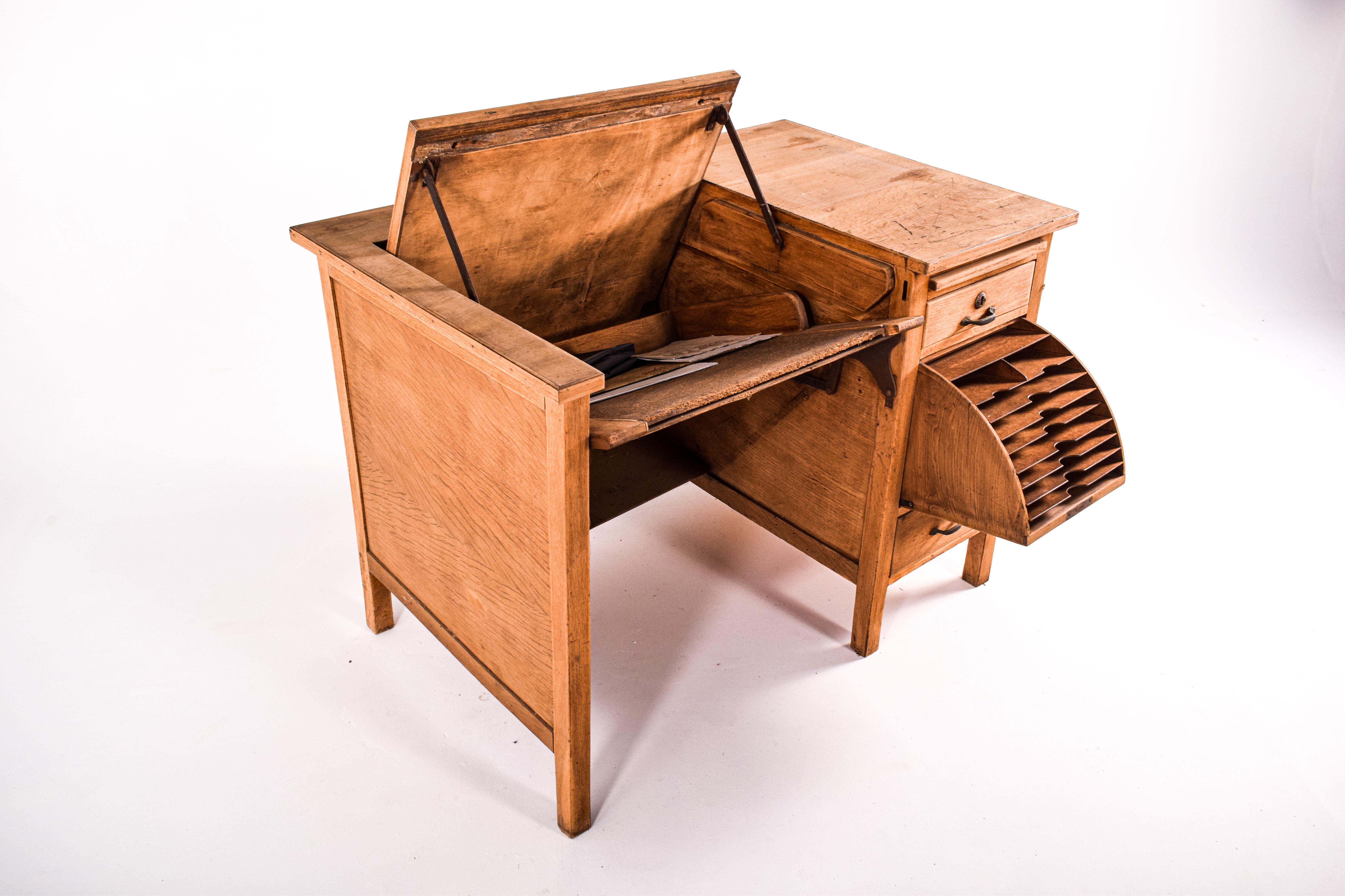 Portugiesischer Olaio-Schreibtisch aus Eiche aus der Mitte des Jahrhunderts, 1950er Jahre im Angebot 2