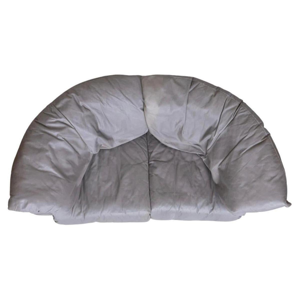 Sofá de dos plazas con respaldo curvado De Sede de cuero gris postmoderno de mediados de siglo. Sofá de diseño único en forma de media luna con tapicería de cuero suave y grueso de gama alta. Sofá de alta calidad muy cómodo y elegante. De Sede