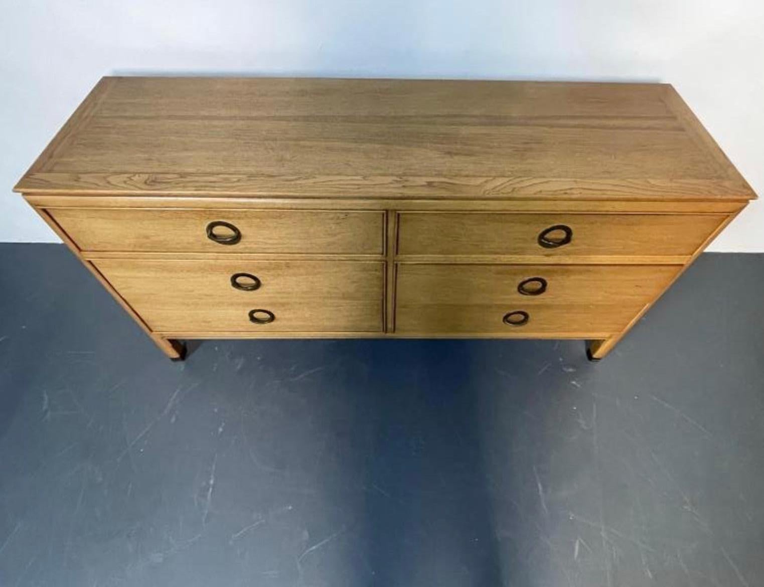 Comò o credenza a 6 cassetti in rovere basso del Medioevo postmoderno con tiretti in ottone a mezza ghiera. Comò in rovere chiaro con 6 cassetti di grande design, circa 1970. Prodotto negli Stati Uniti. Stile di Dunbar. Situato a Brooklyn