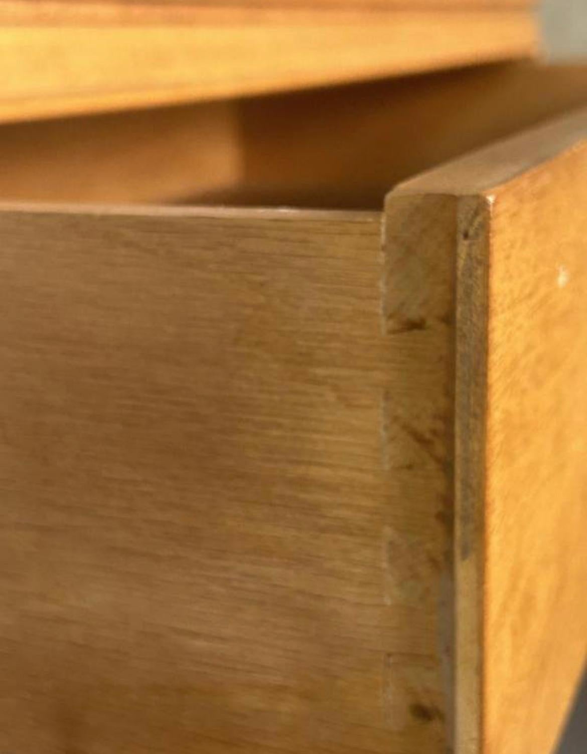 Americano Comò a 6 cassetti in Oak Oak, stile Midcentury Post-Moderno, Credenza con tiranti in ottone Dunbar in vendita