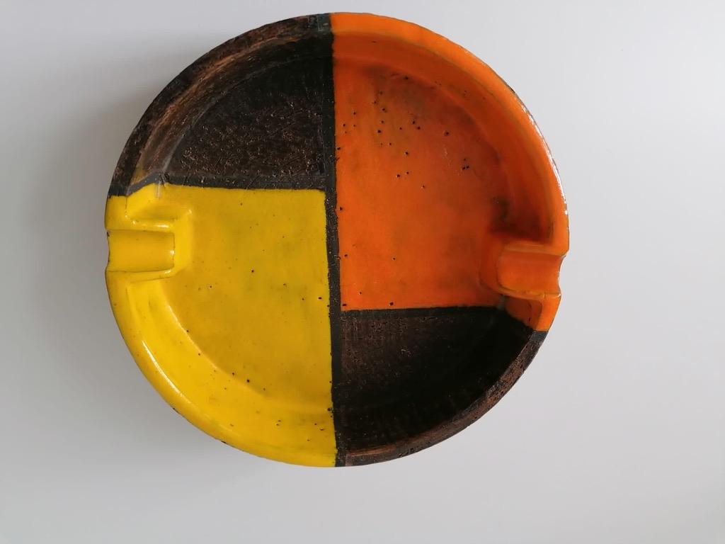 Round ceramic ashtray painted in geometric Piet Mondrian patterns. Designed by Aldo Londi for Bitossi in the 1950s.