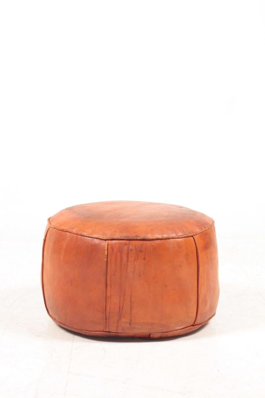 Scandinavo moderno Pouf di metà secolo in pelle patinata, Made in Denmark, anni '60 in vendita