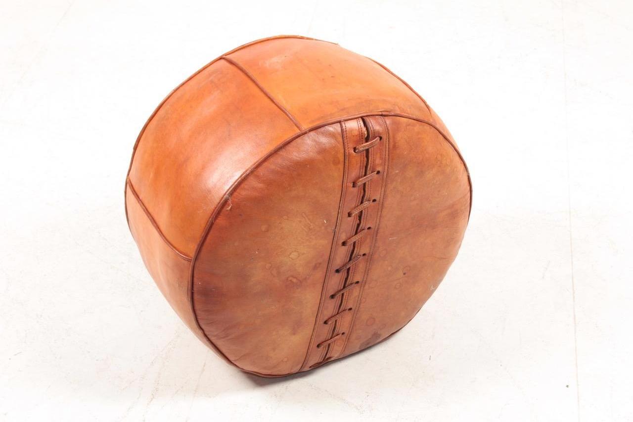 Pouf di metà secolo in pelle patinata, Made in Denmark, anni '60 In condizioni buone in vendita a Lejre, DK