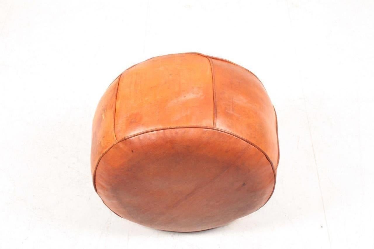 Metà XX secolo Pouf di metà secolo in pelle patinata, Made in Denmark, anni '60 in vendita