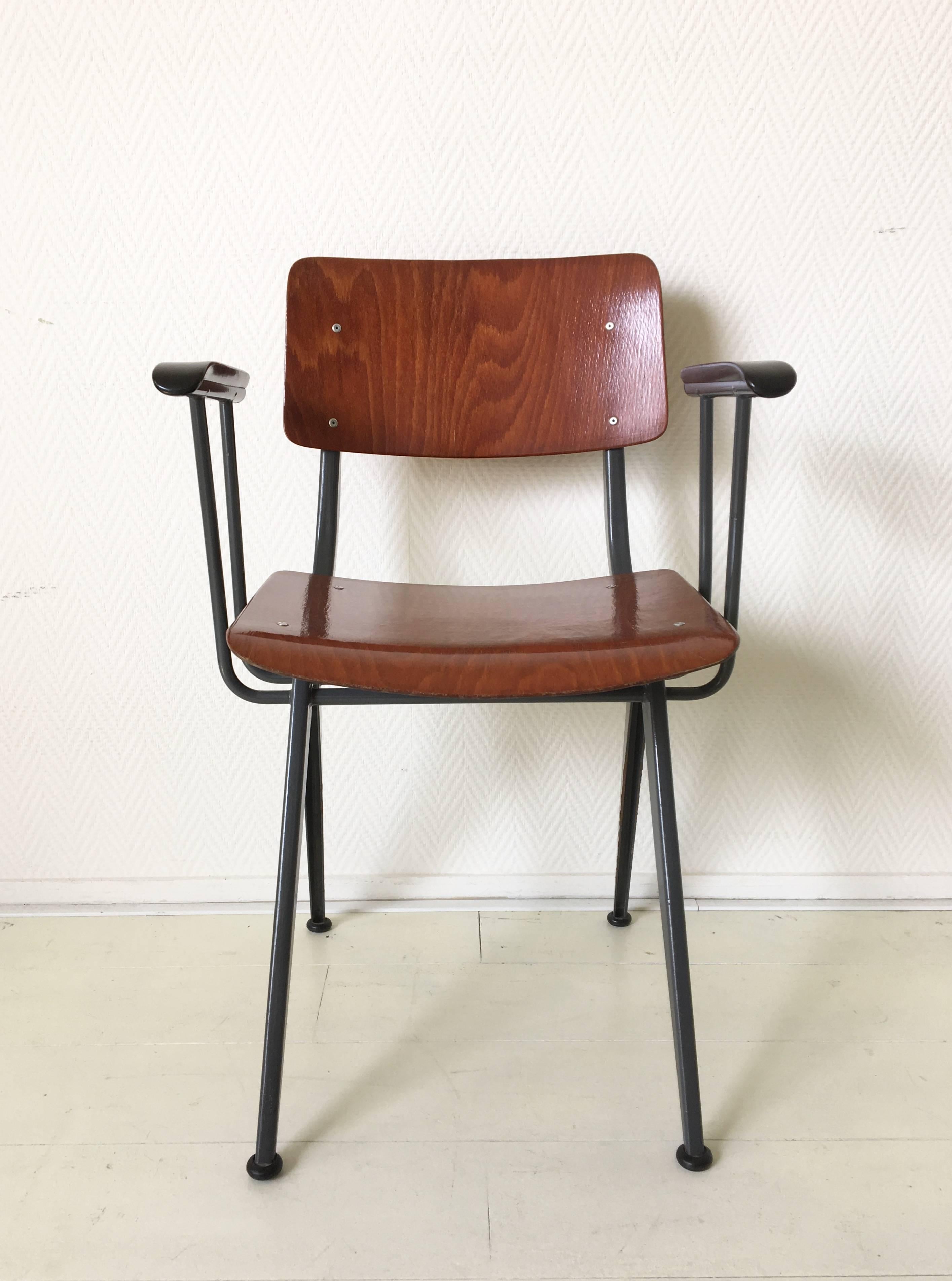 Stunning Minimalist design with an anthracite metal sheet base and Pagwood seat and backrest. The chair also features nice Bakelite armrests. Most likely manufactured by Marko. However this is a 1950s-1960s design, the chair remains in excellent