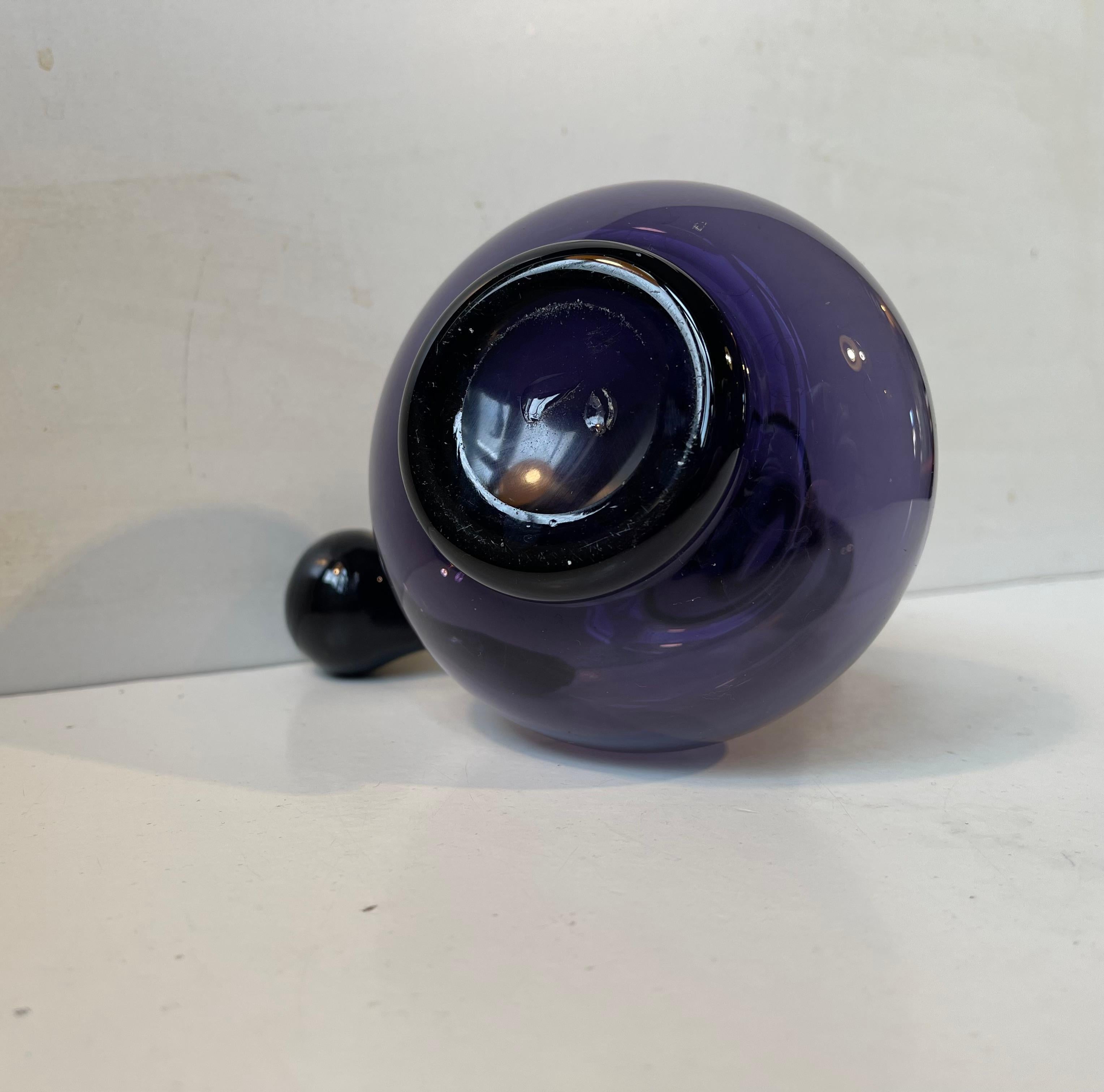 Decantador de vidrio artístico morado de mediados de siglo de Jacob E. Bang para Holmegaar mediados del siglo XX en venta