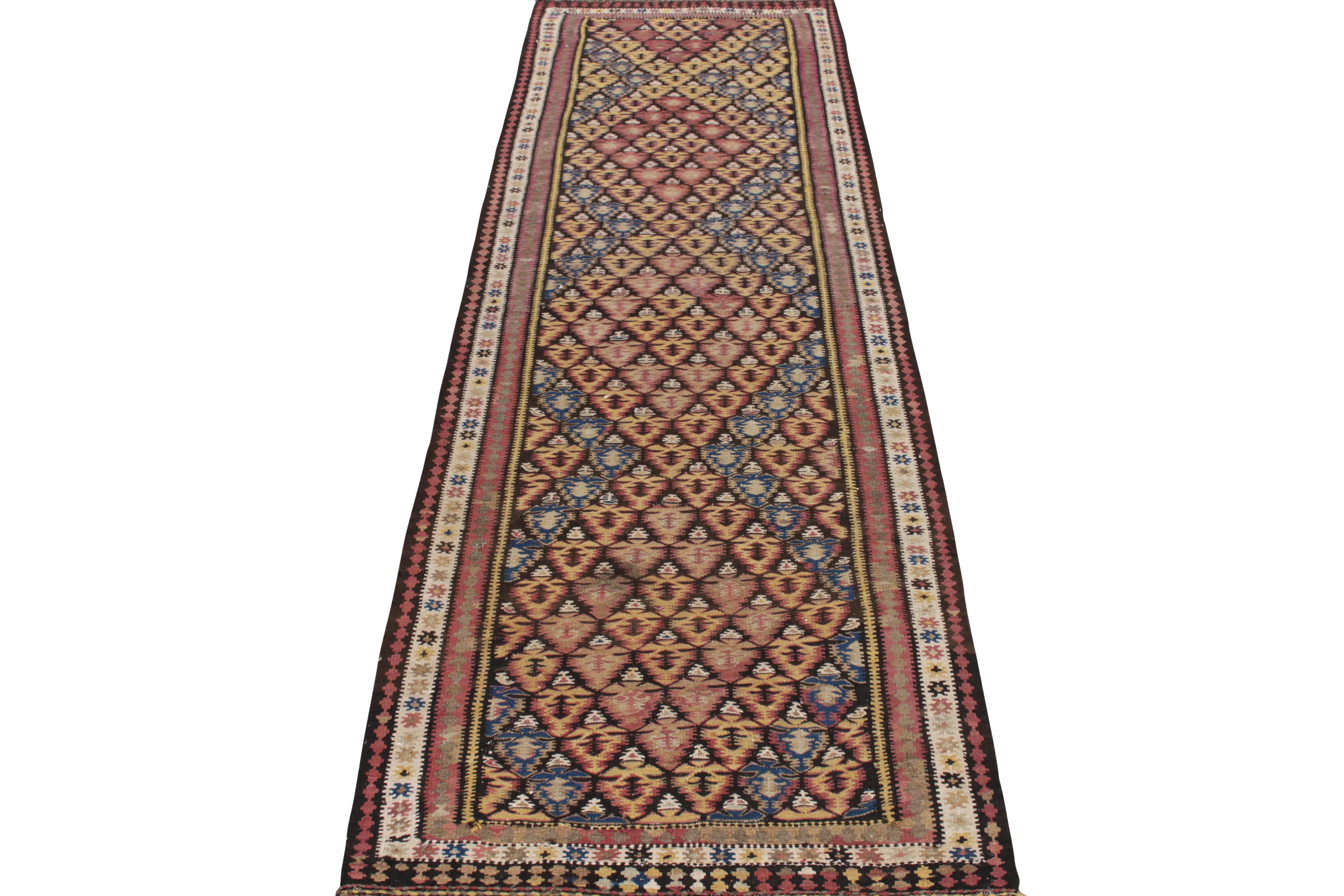 Tejido a mano hacia 1950-1960, este kilim persa vintage de 4x12 muestra una ambiciosa visión del diseño en la que la geometría se aplica hábilmente a una serie de medallones de rombos bien definidos en el centro, deliciosamente distinguidos por