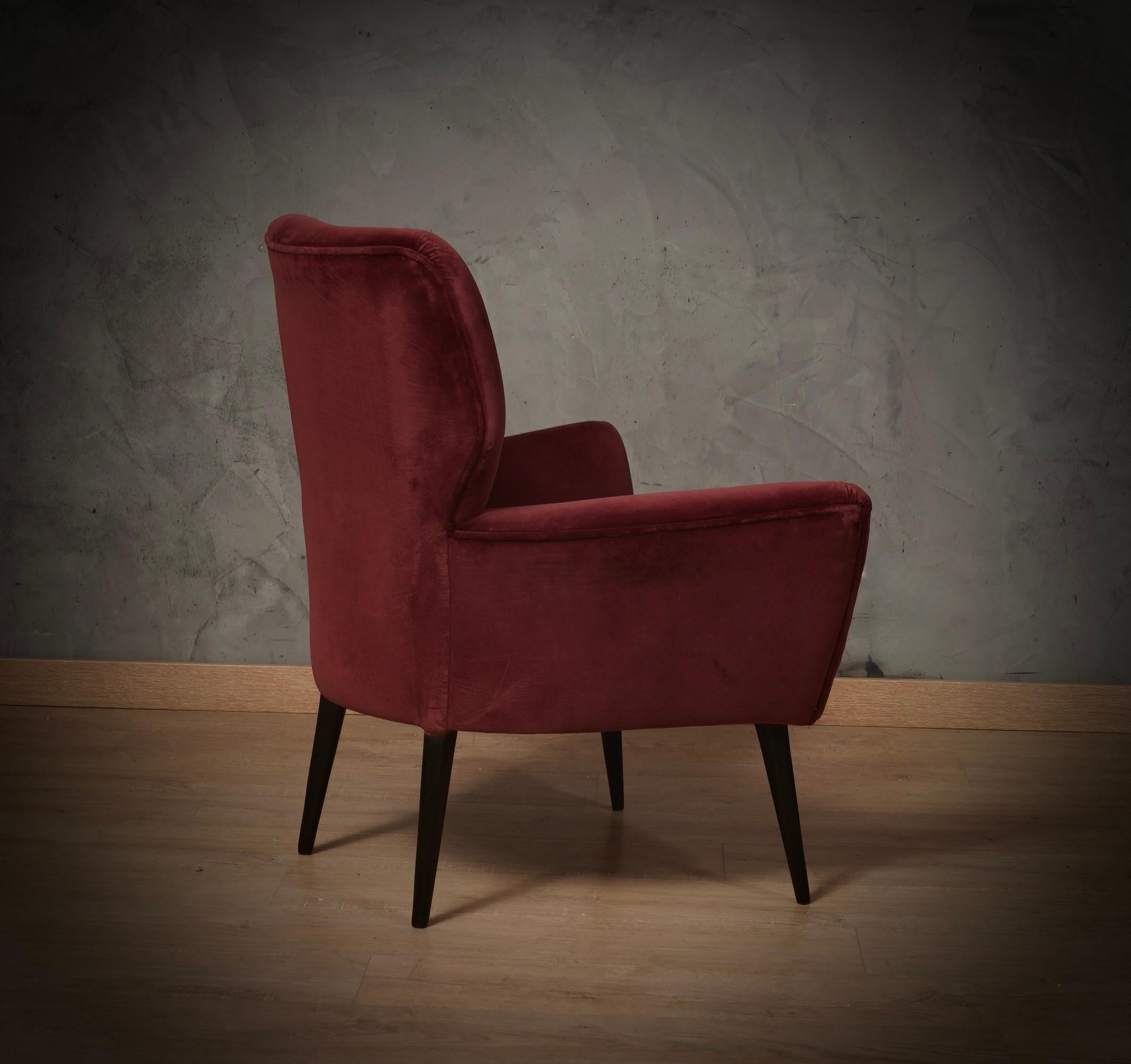 Mid-Century moderno Poltrona italiana di metà secolo in velluto color porpora, 1950 in vendita
