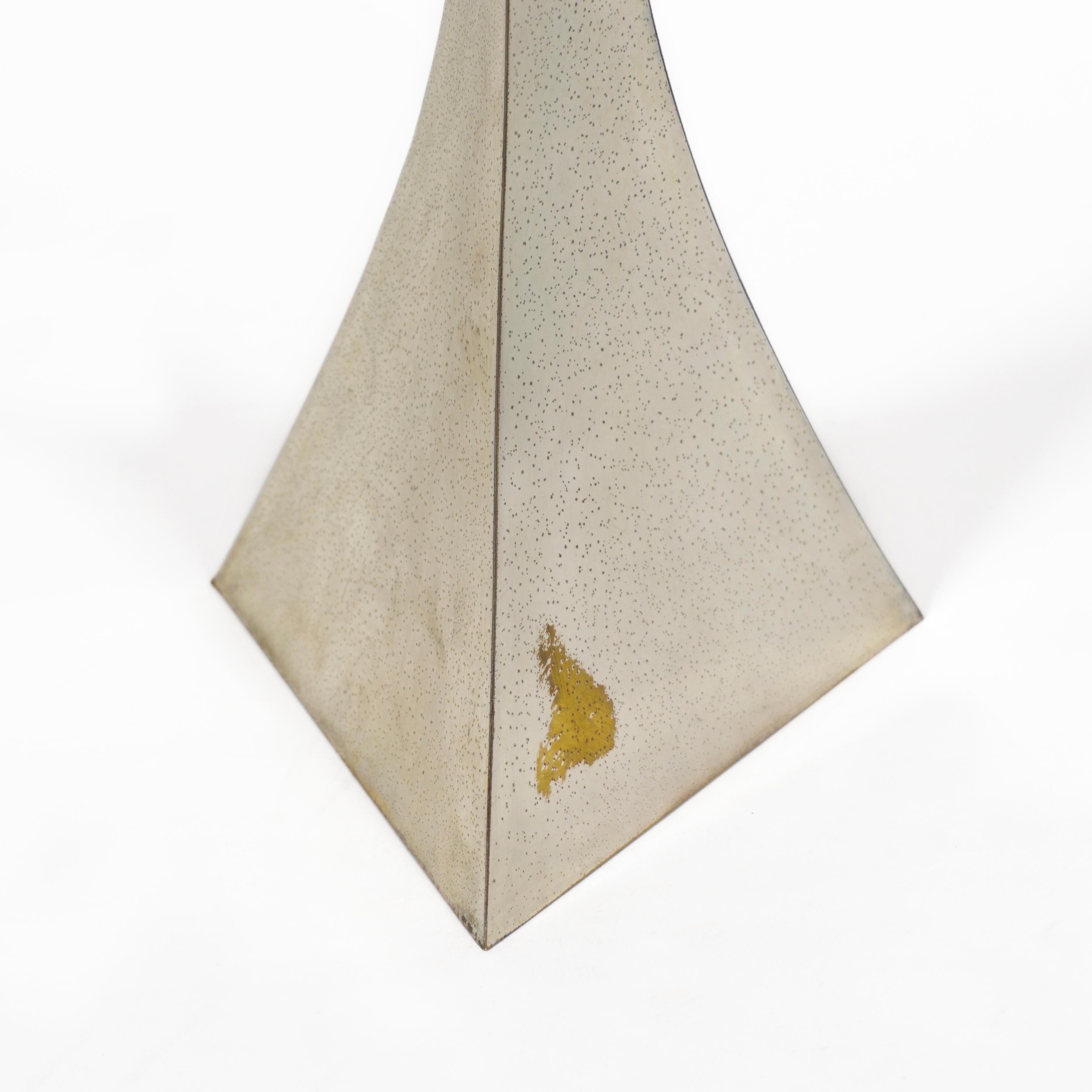Italienische Vintage Pyramiden-Tischlampe der High Society, Tonello & Montagna Grillo, 1970 im Angebot 4