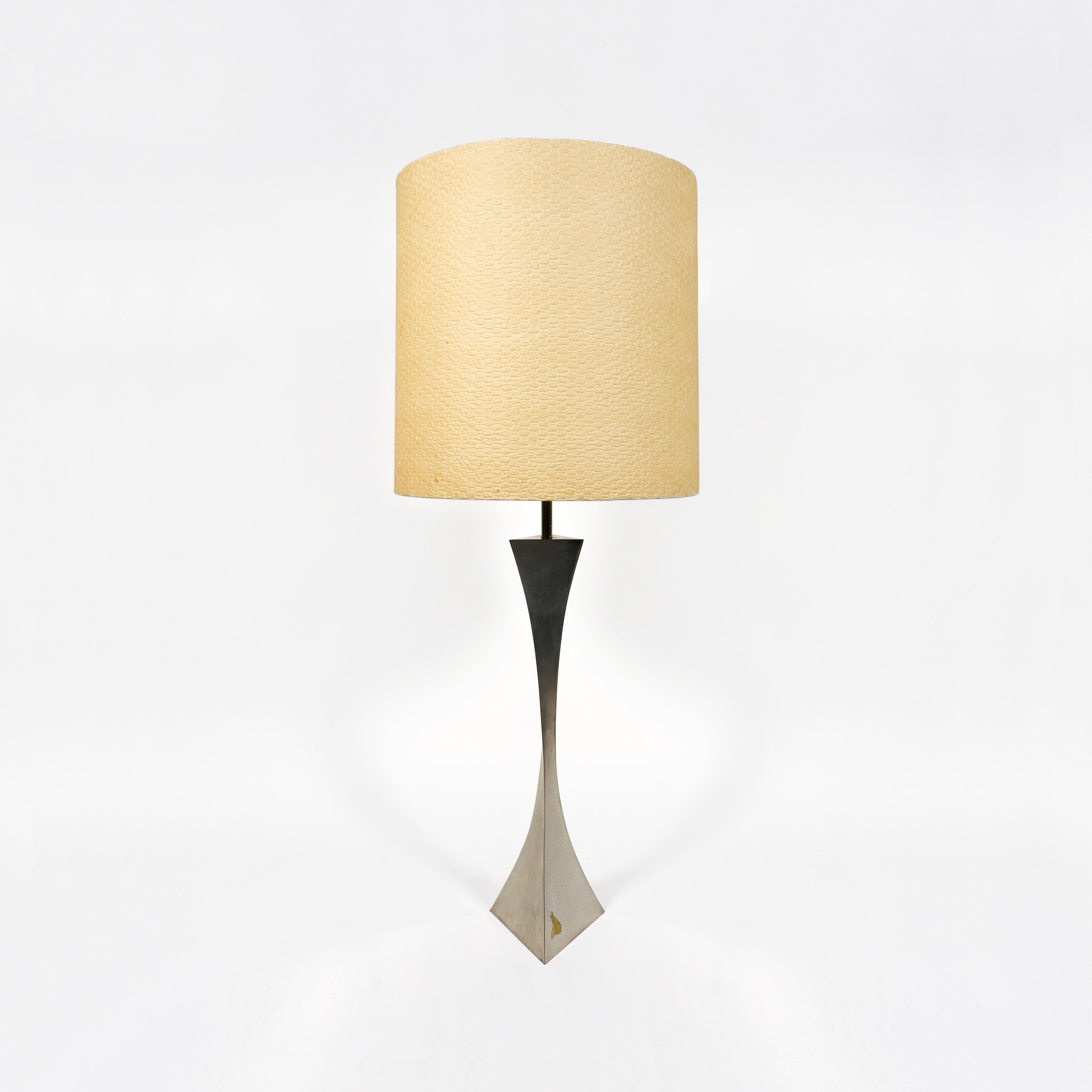Wunderschöne, skulpturale und sehr dekorative Tischleuchte von Tonello & Montagna Grillo für High Society aus den 1970er Jahren. 
Sehr elegantes italienisches Design in originalem Vintage-Zustand - Made in Italy.
Das Besondere an dieser Leuchte ist