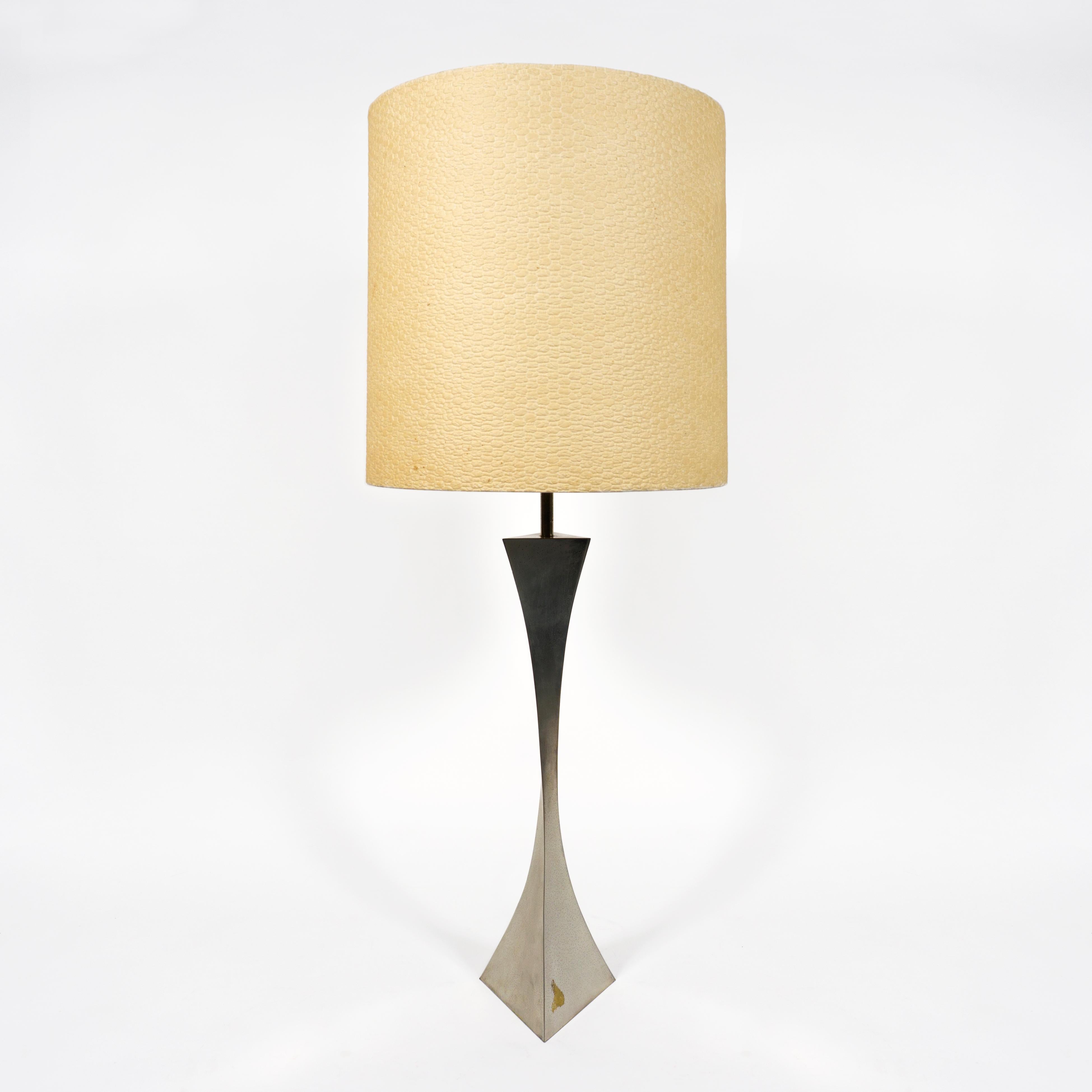 Italienische Vintage Pyramiden-Tischlampe der High Society, Tonello & Montagna Grillo, 1970 (Moderne der Mitte des Jahrhunderts) im Angebot