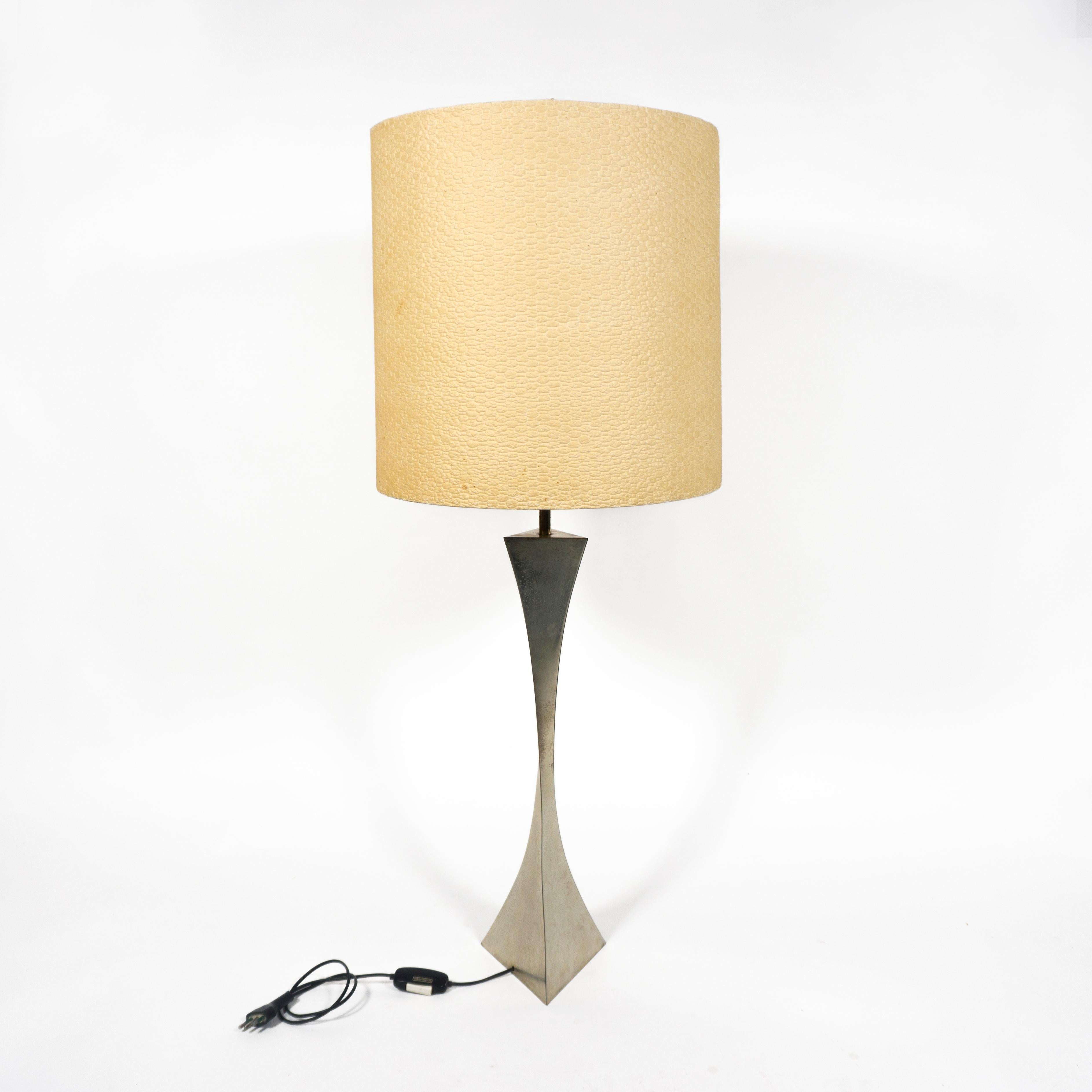 Italienische Vintage Pyramiden-Tischlampe der High Society, Tonello & Montagna Grillo, 1970 im Zustand „Gut“ im Angebot in Regensburg, DE