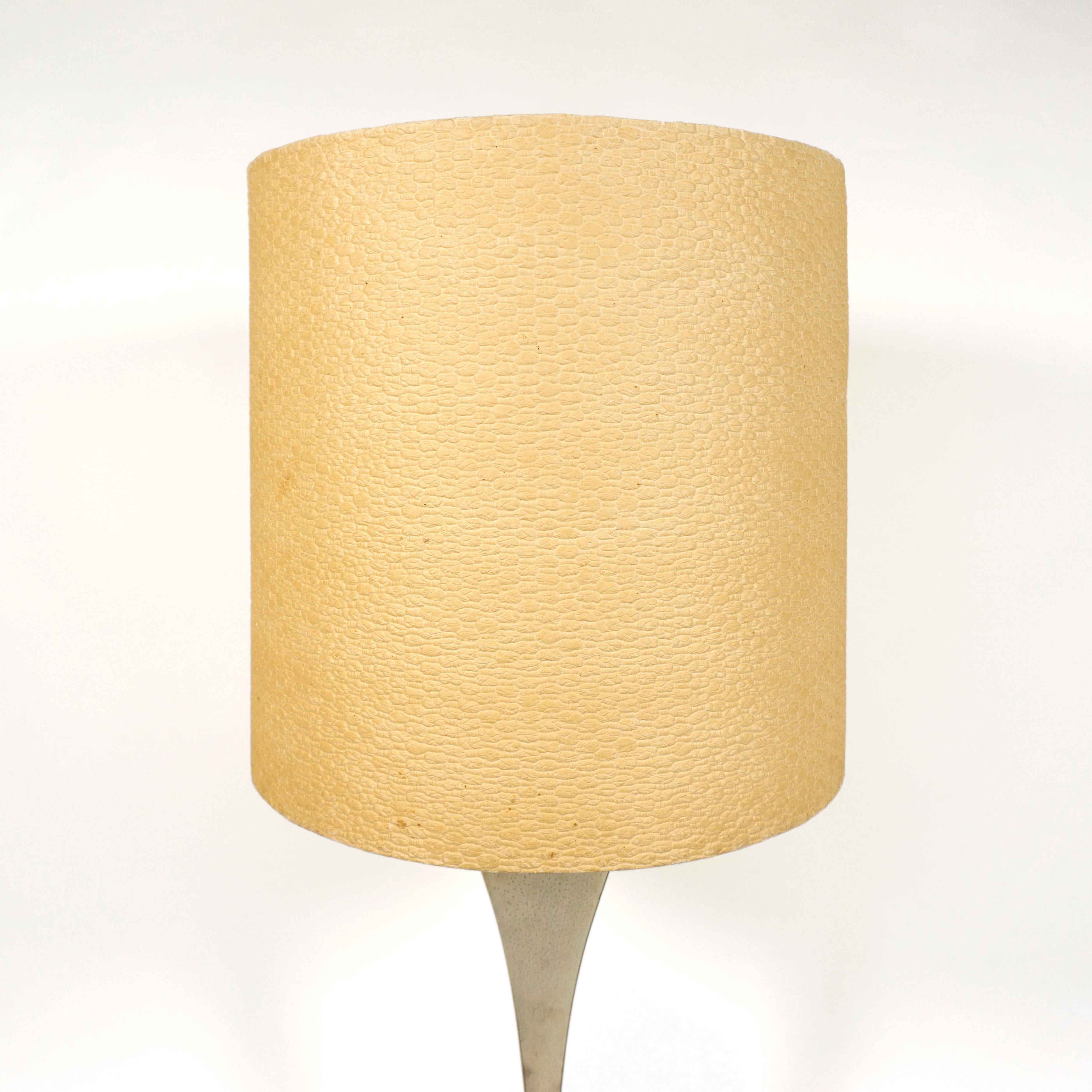 Italienische Vintage Pyramiden-Tischlampe der High Society, Tonello & Montagna Grillo, 1970 (20. Jahrhundert) im Angebot