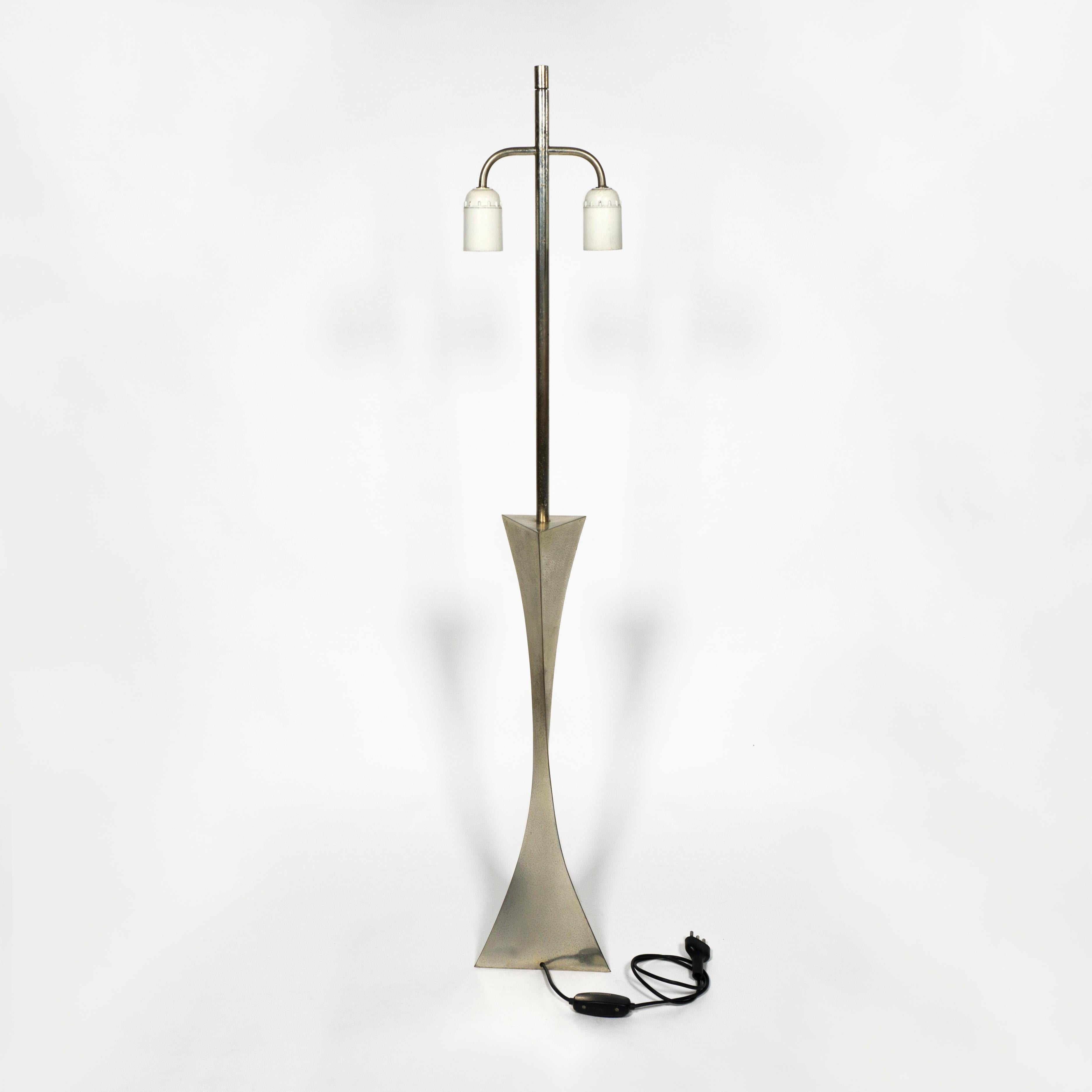 Italienische Vintage Pyramiden-Tischlampe der High Society, Tonello & Montagna Grillo, 1970 im Angebot 1
