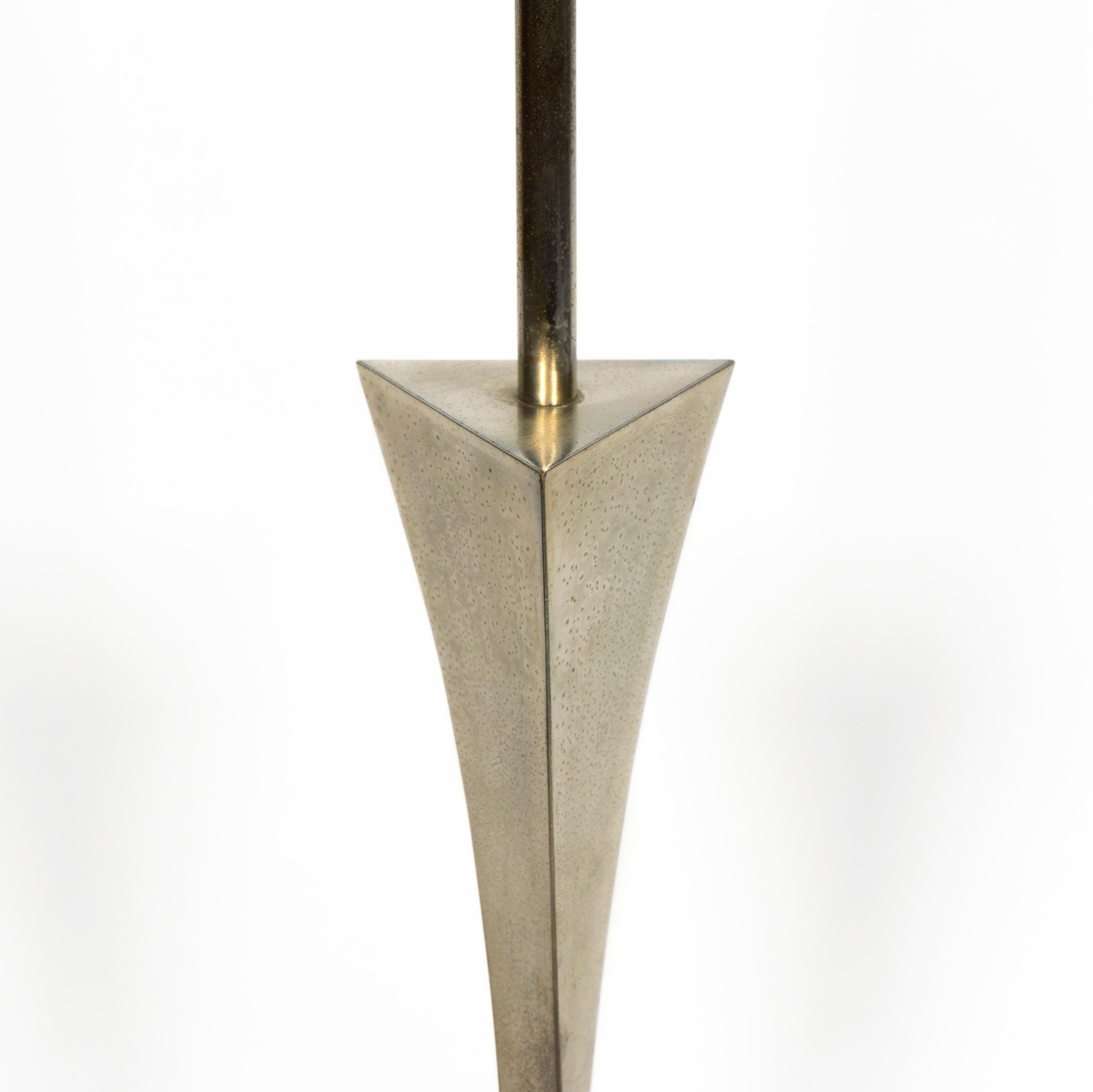 Italienische Vintage Pyramiden-Tischlampe der High Society, Tonello & Montagna Grillo, 1970 im Angebot 3