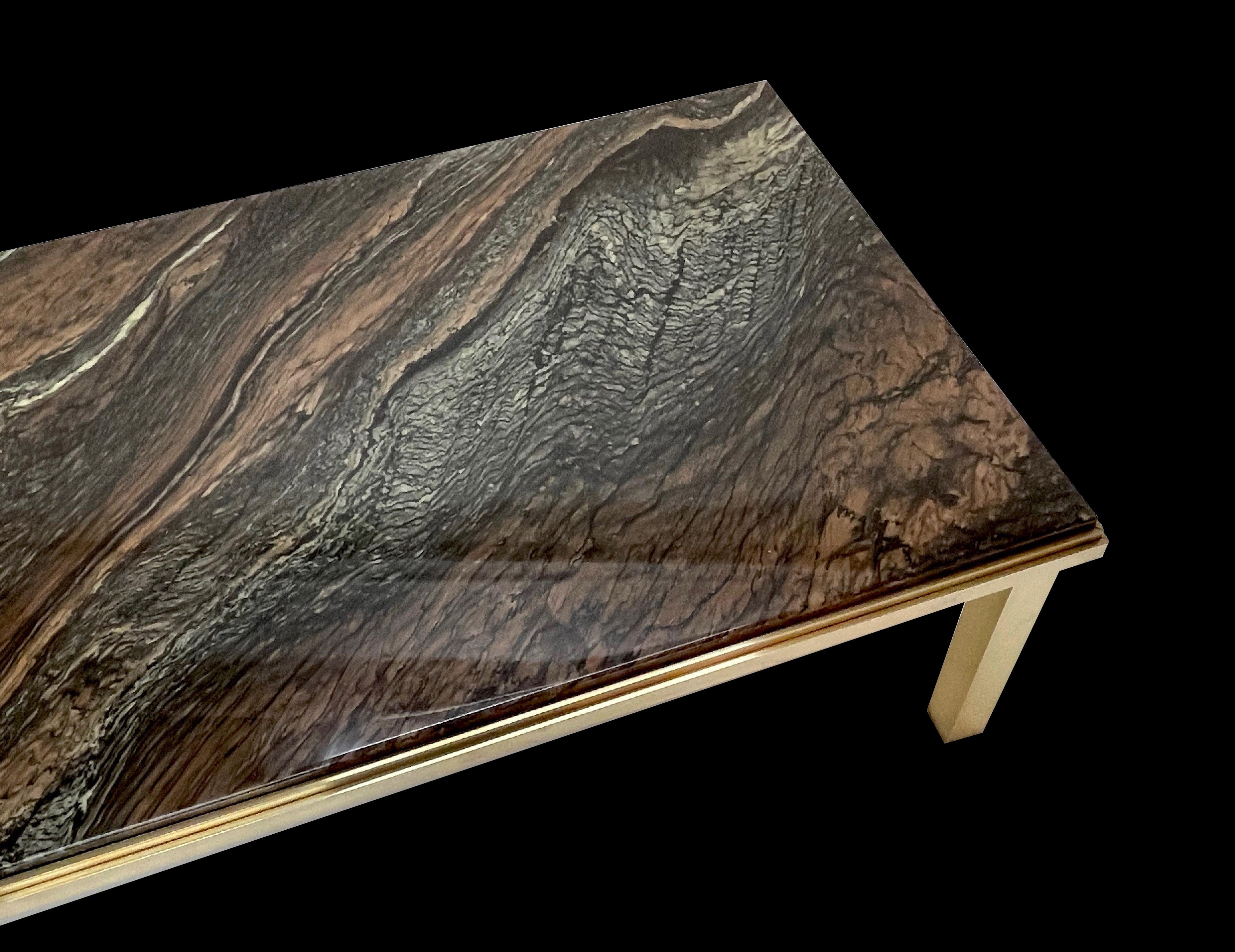 Table basse rectangulaire italienne du milieu du siècle en marbre quartzite et laiton, 1970 en vente 6