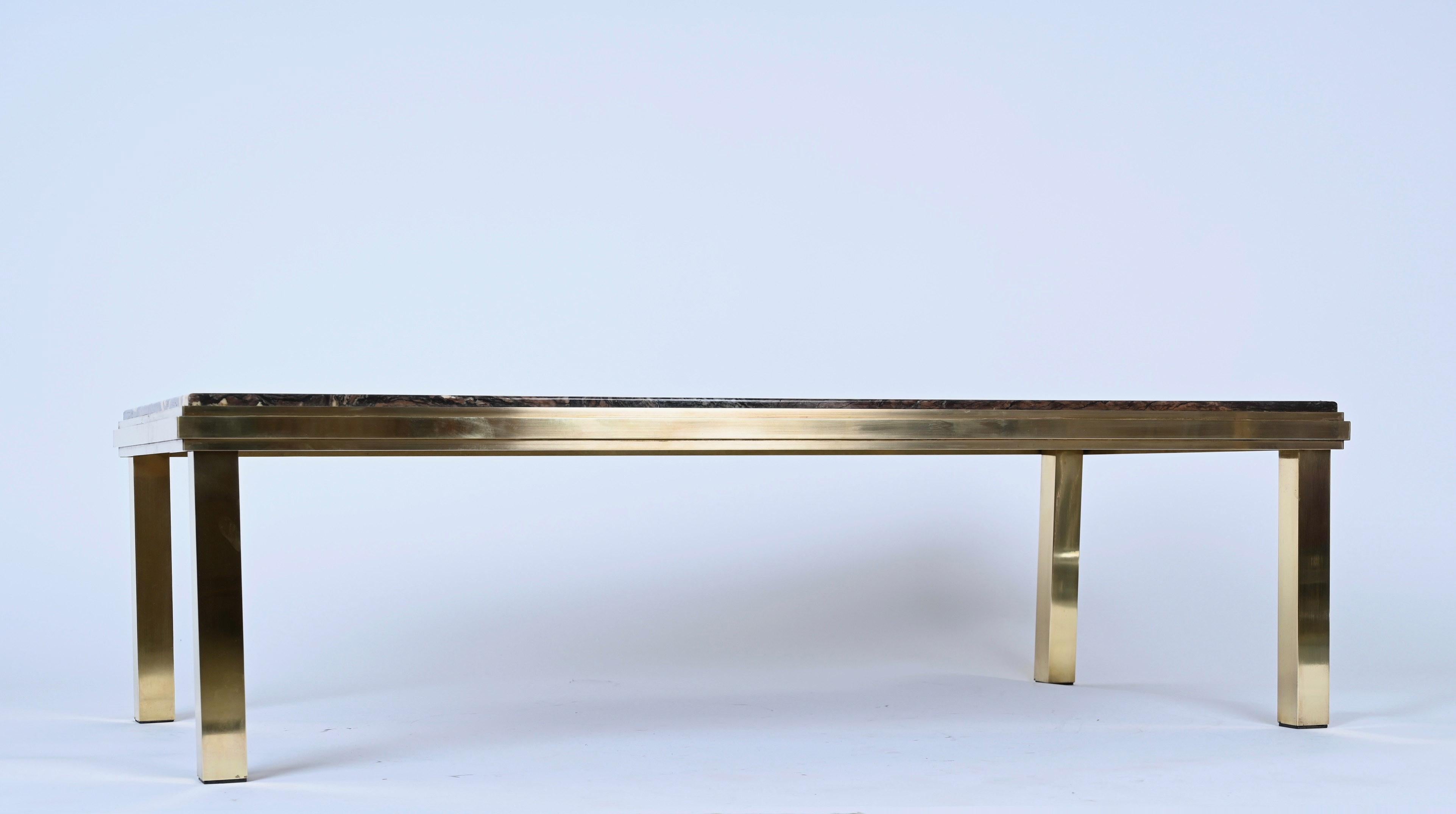 Table basse rectangulaire du milieu du siècle dernier avec un étonnant plateau en marbre quartzite et une structure en laiton massif. Cet objet exceptionnel a été conçu en Italie dans les années 1970 selon le style de Ghidini 1961.

Cette table