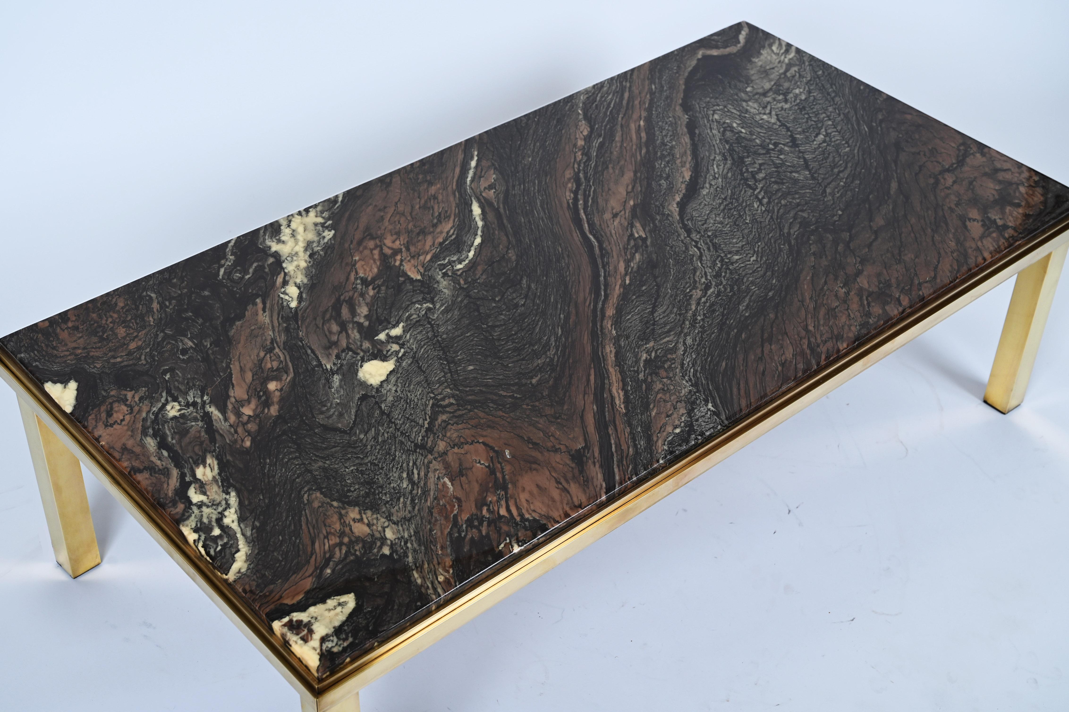 Fin du 20e siècle Table basse rectangulaire italienne du milieu du siècle en marbre quartzite et laiton, 1970 en vente