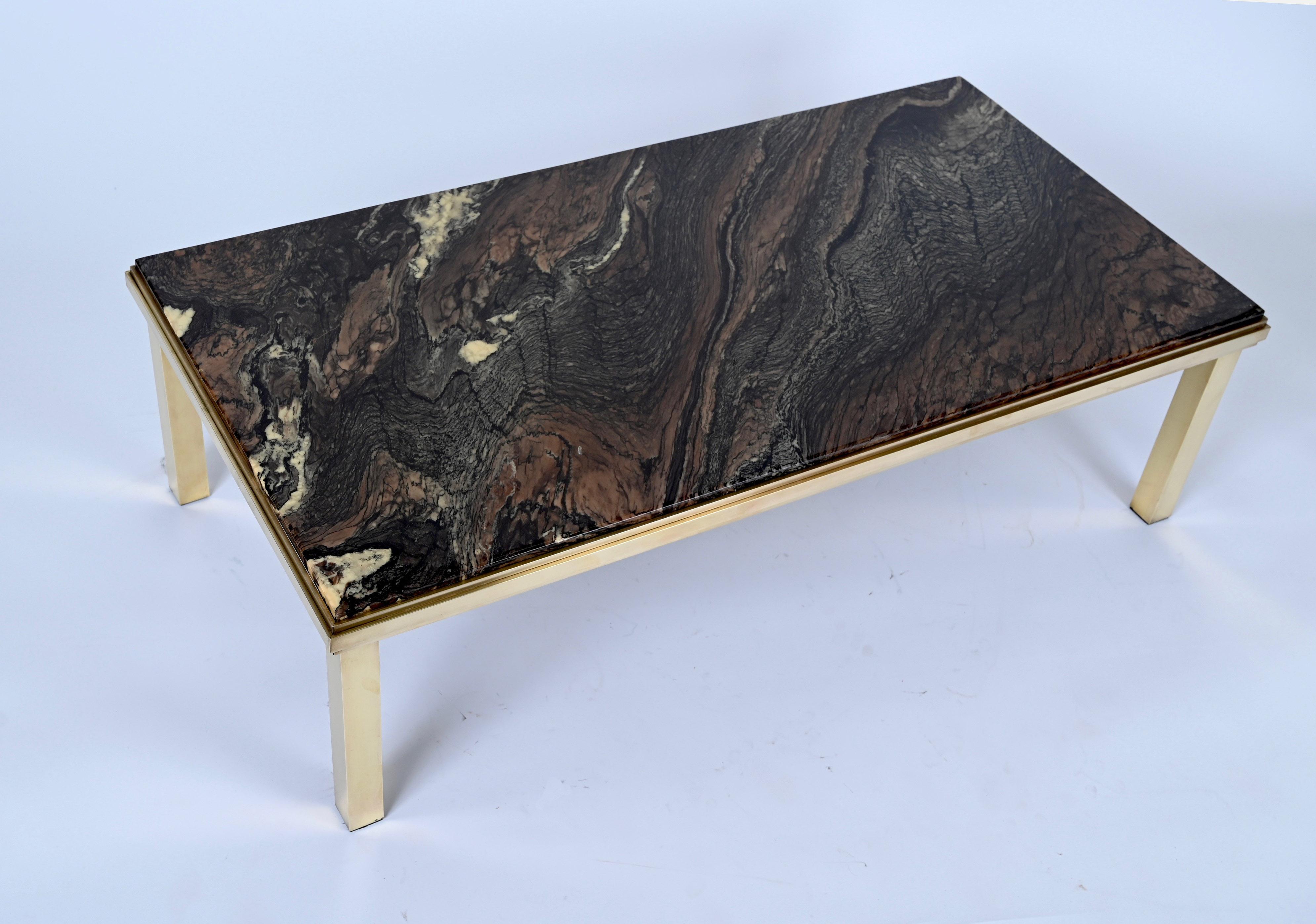Marbre Table basse rectangulaire italienne du milieu du siècle en marbre quartzite et laiton, 1970 en vente