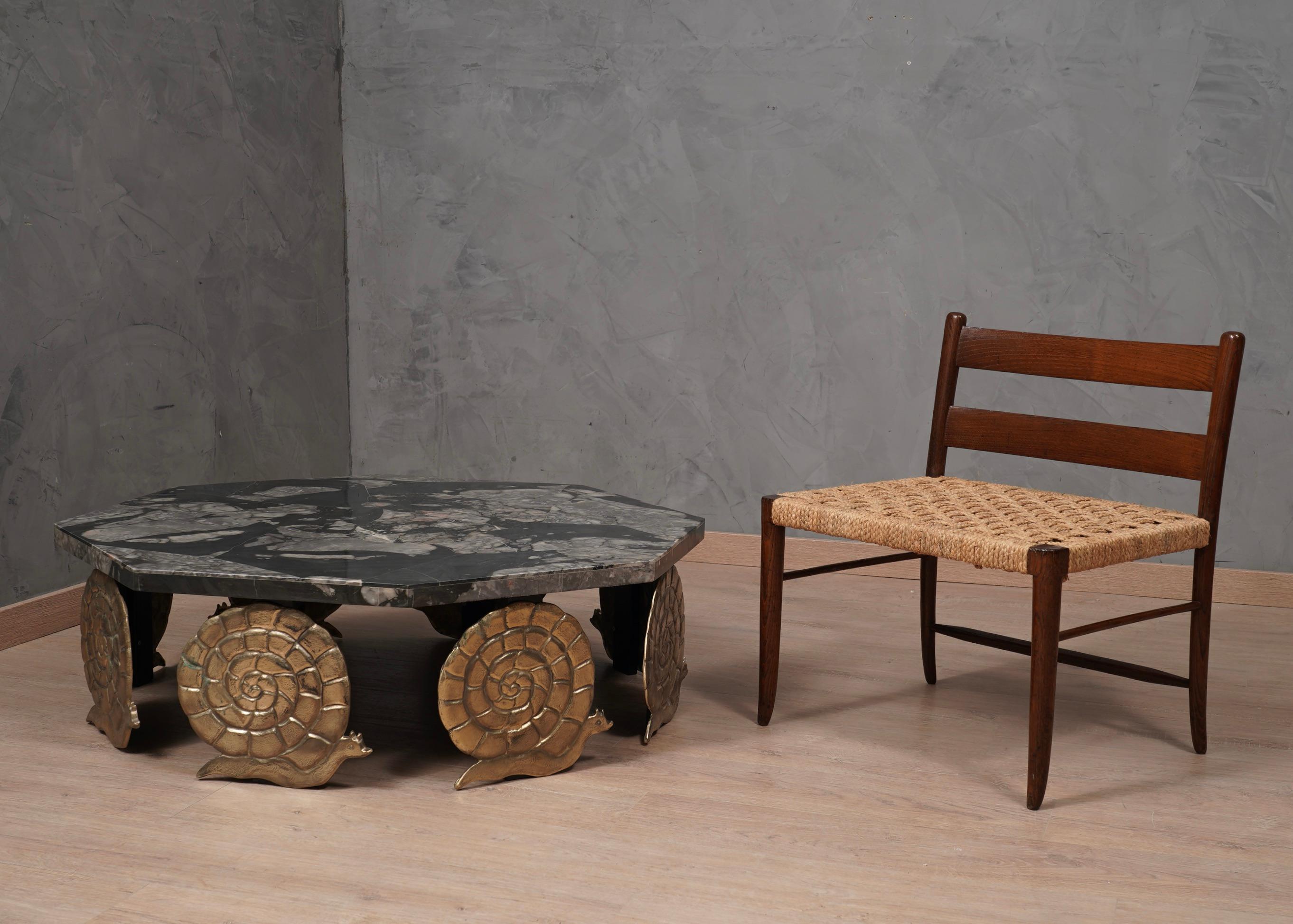 Belle paire de chaises parfaitement laquées, assise en paille caractéristique conservée en parfait état. Les chaises au design très carré présentent un contraste exclusif entre le polissage de la partie en bois et le rustique de la partie assise en