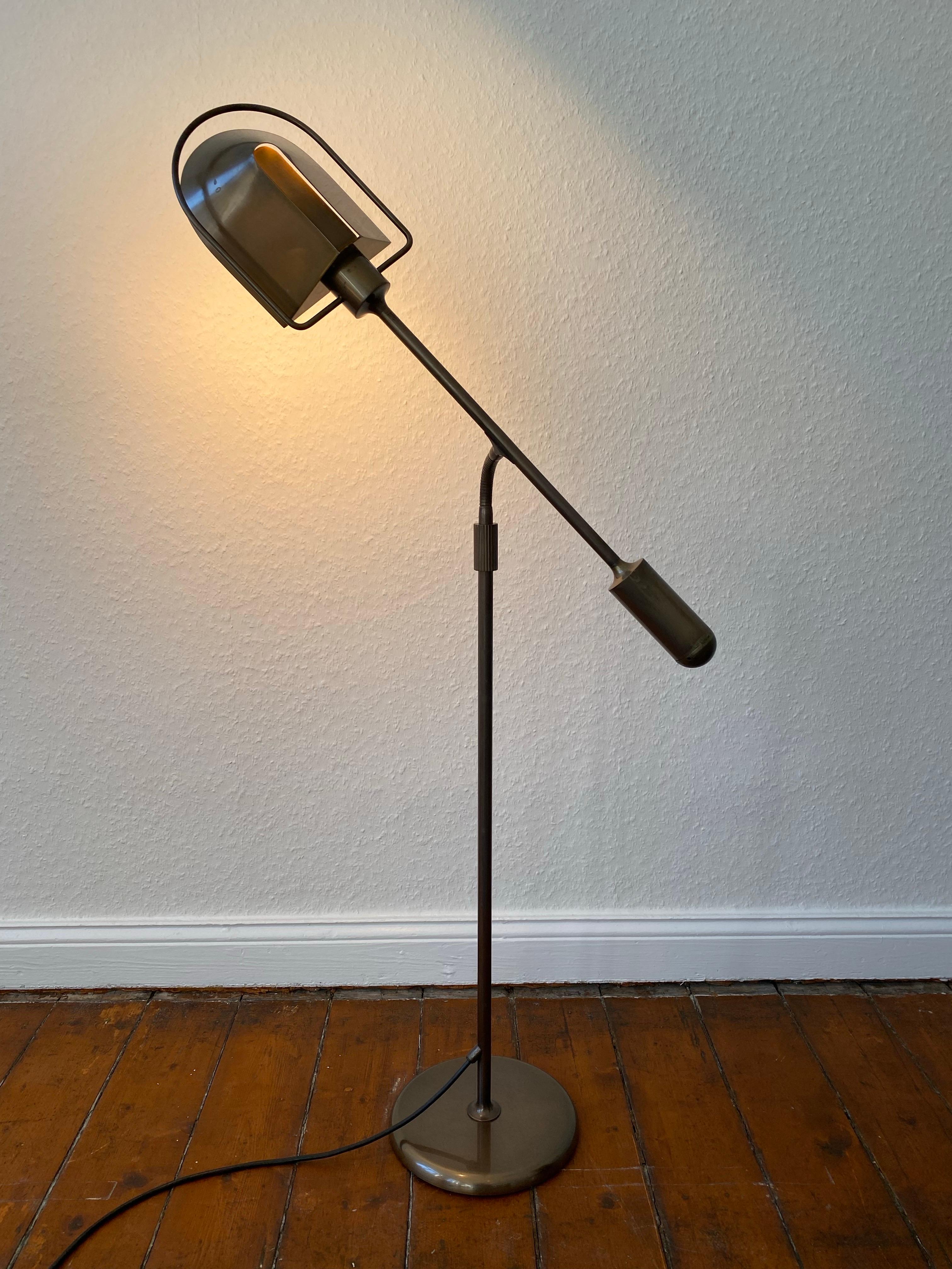 Lampada da lettura regolabile in ottone di Florian Schulz, metà secolo. in vendita 2