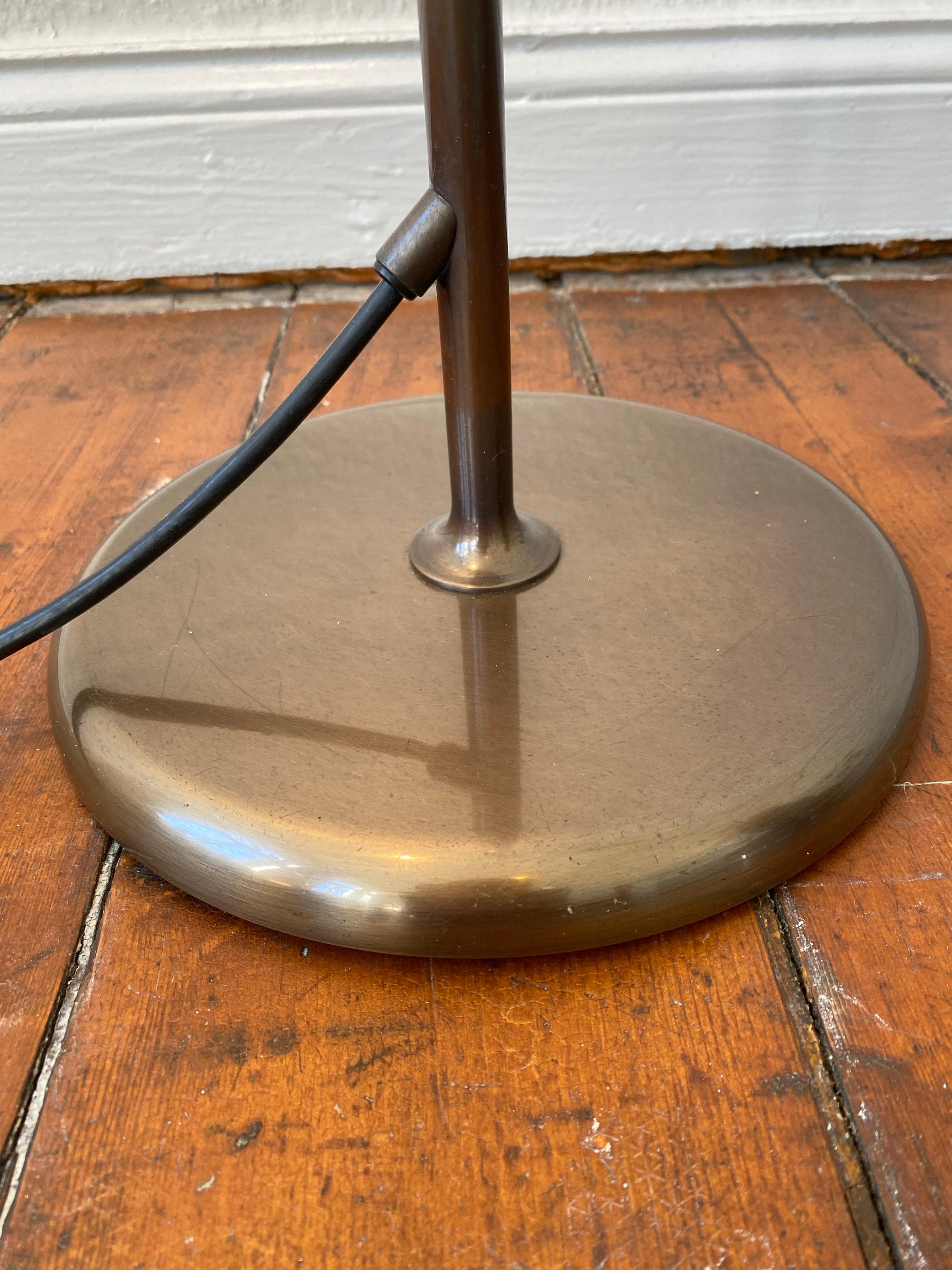 Lampada da lettura regolabile in ottone di Florian Schulz, metà secolo. in vendita 3