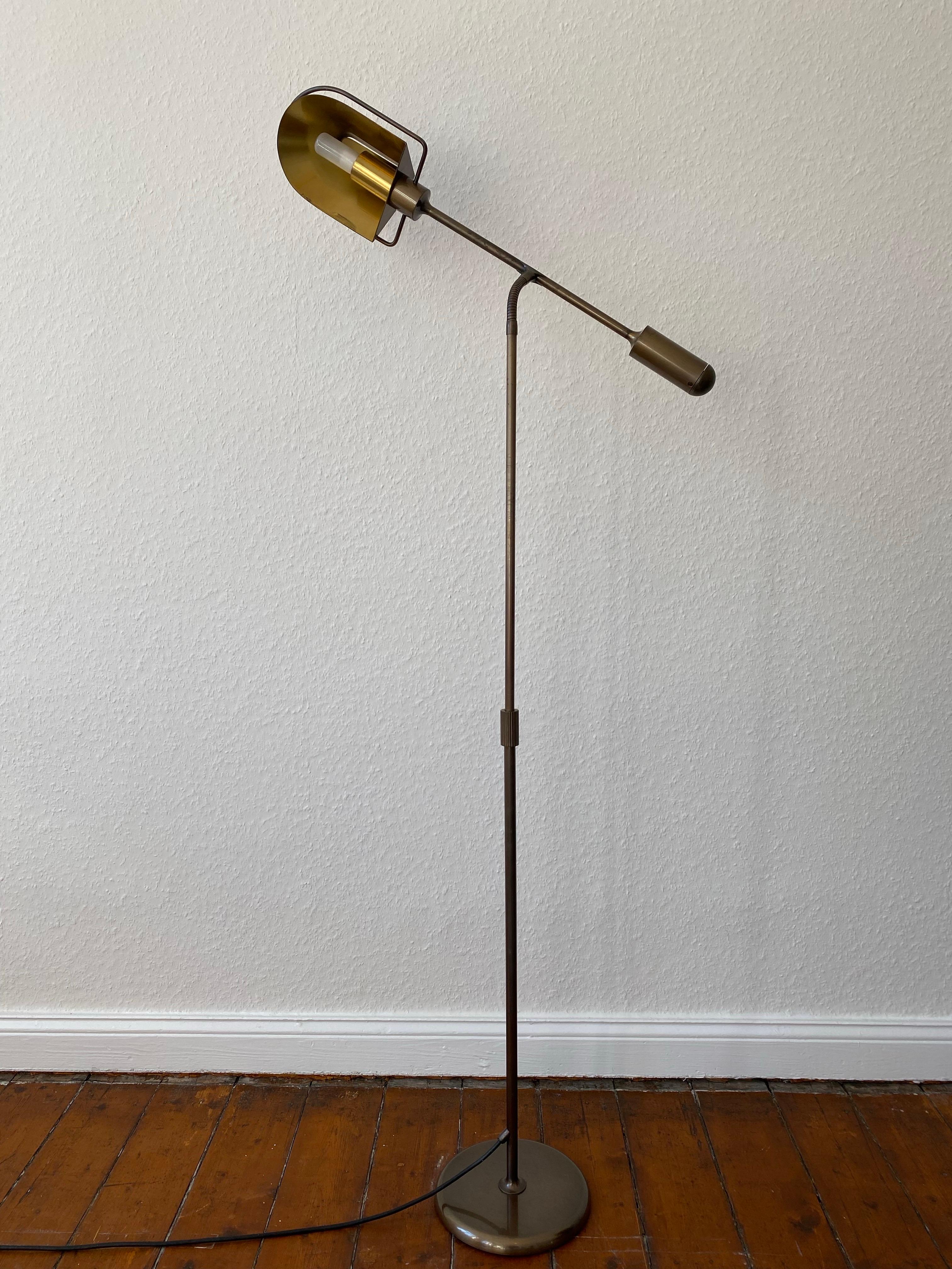 Lampada da lettura regolabile in ottone di Florian Schulz, metà secolo. in vendita 4