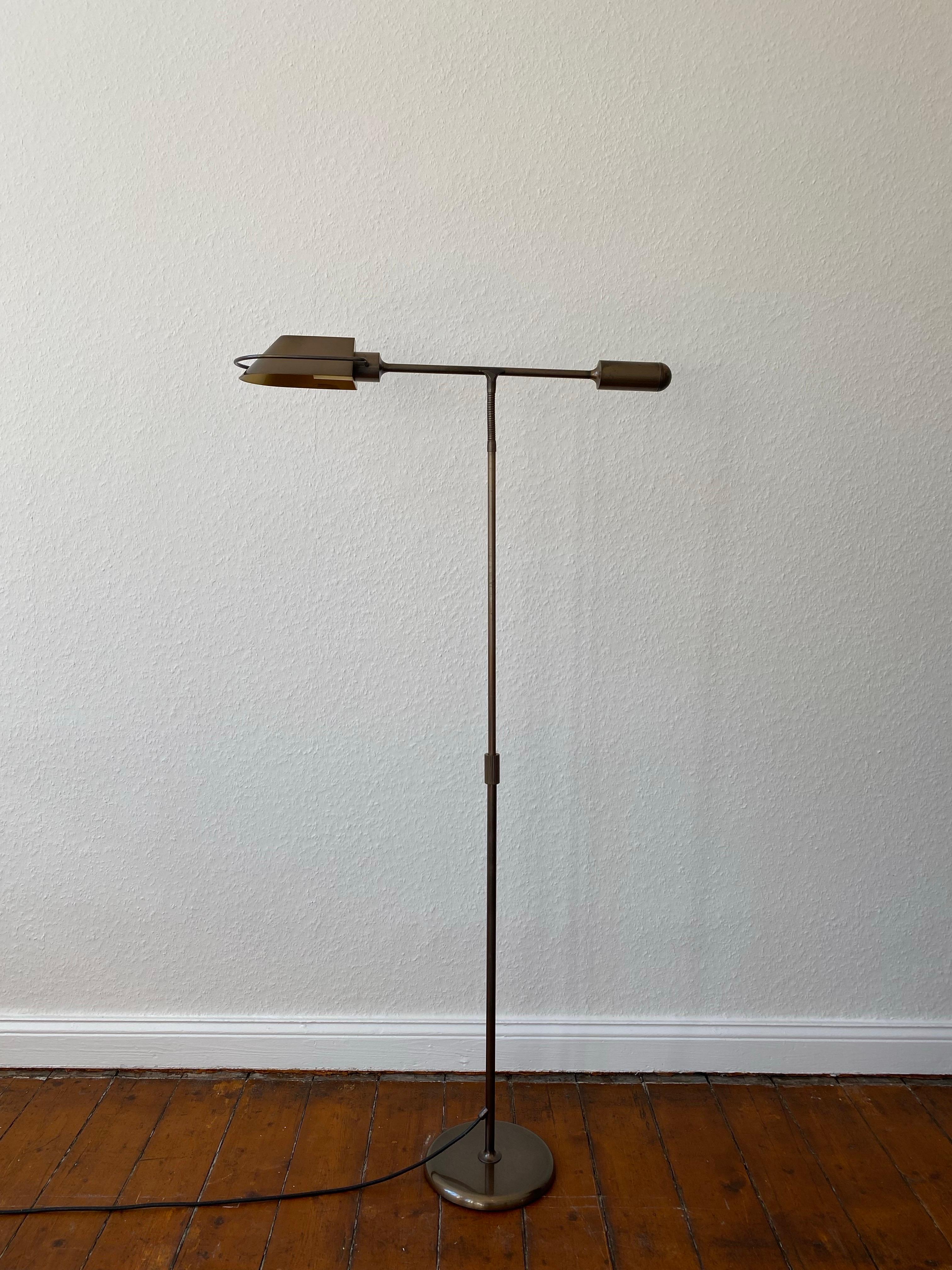 Lampada da lettura regolabile in ottone di Florian Schulz, metà secolo. in vendita 5
