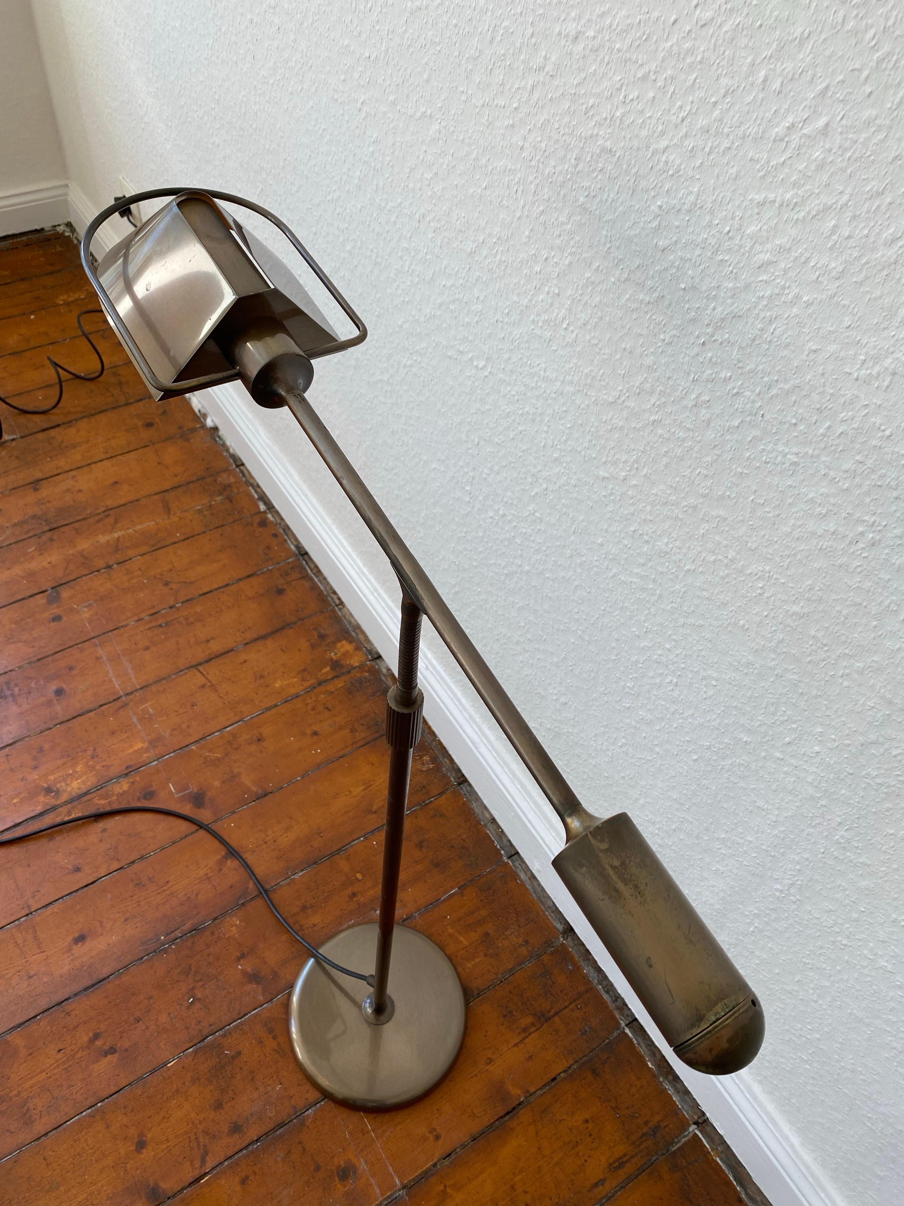 Lampada da lettura regolabile in ottone di Florian Schulz, metà secolo. in vendita 7