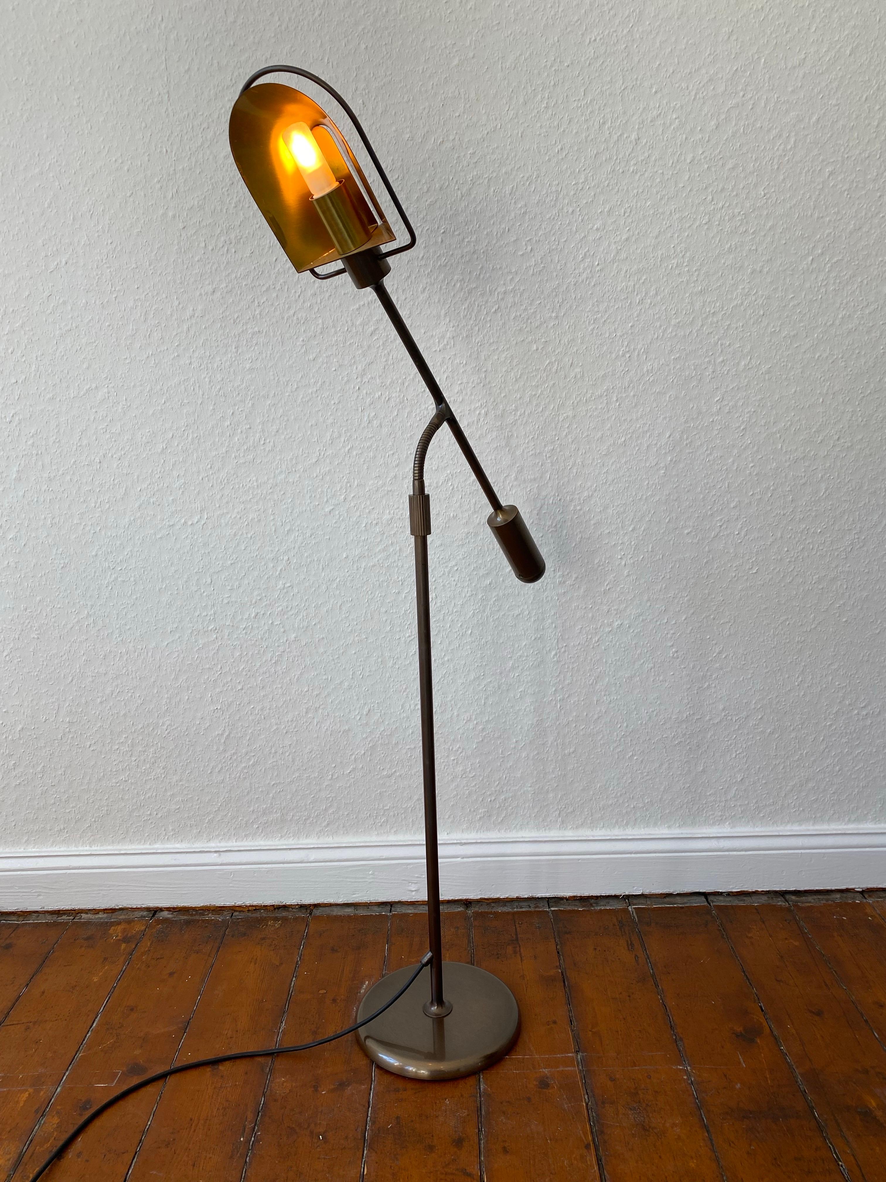 Lampada da lettura regolabile in ottone di Florian Schulz, metà secolo. in vendita 8